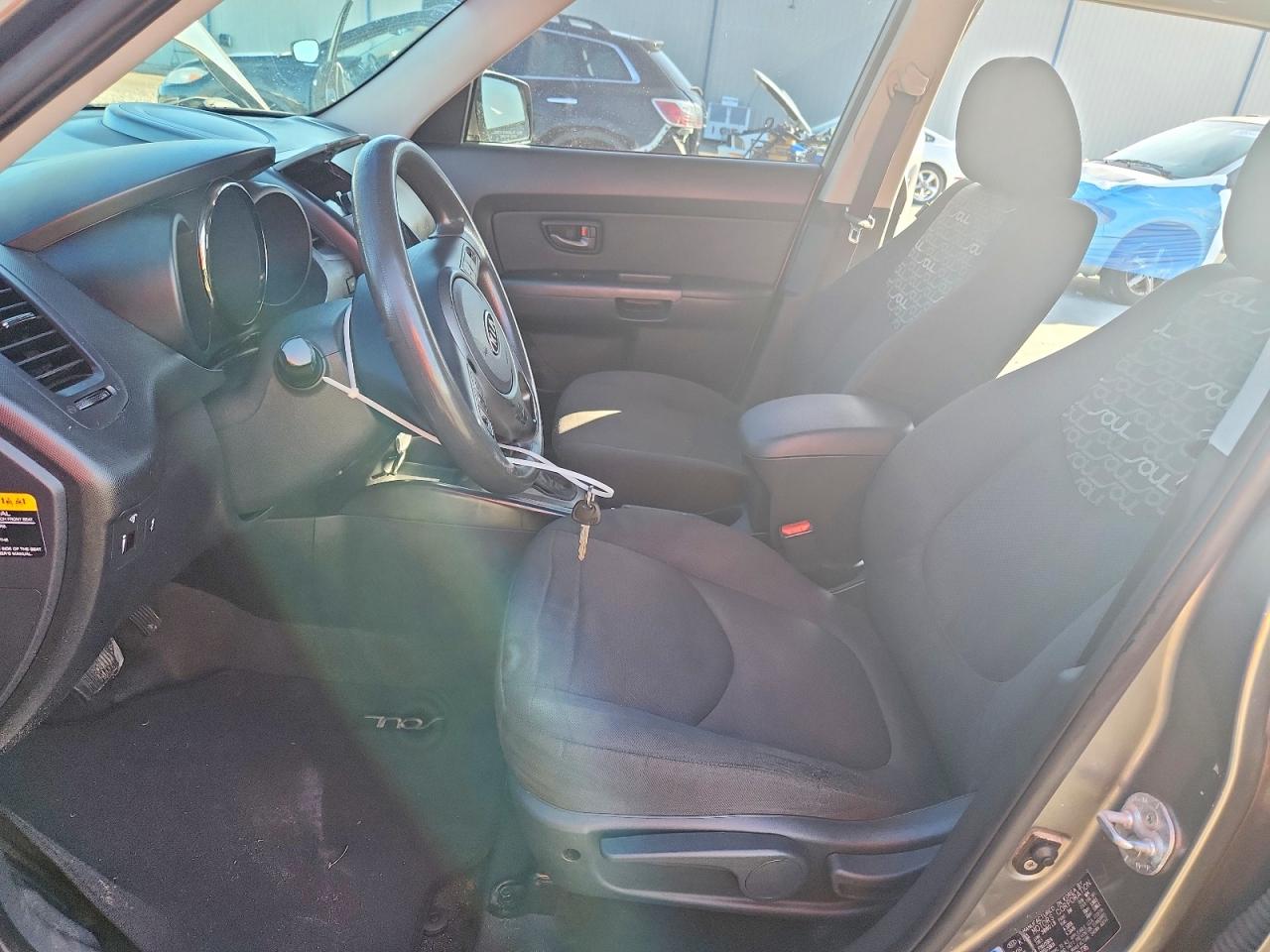 2011 Kia Soul + Gray vin: KNDJT2A2XB7195736