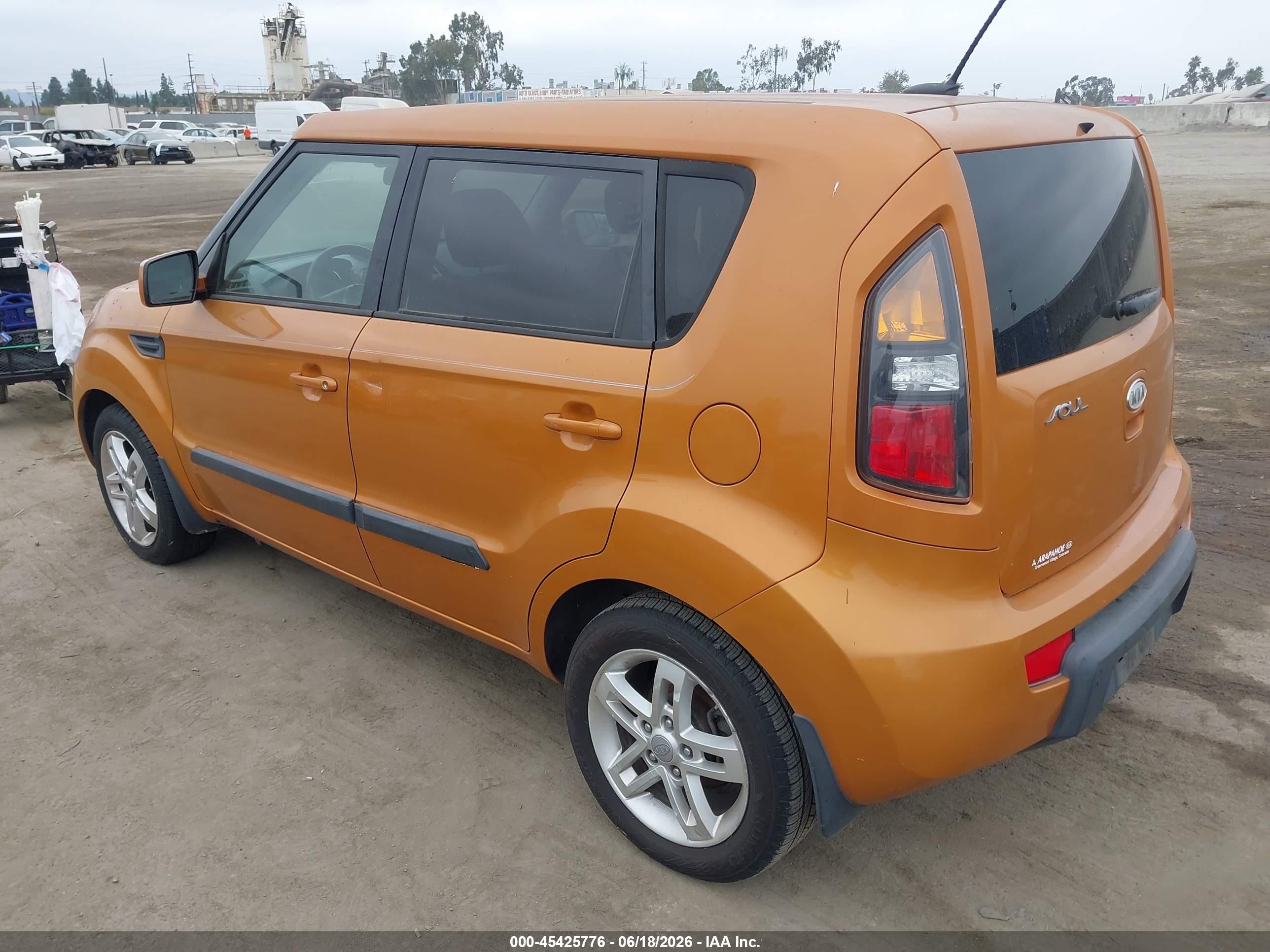 2011 Kia Soul + Orange vin: KNDJT2A2XB7228590