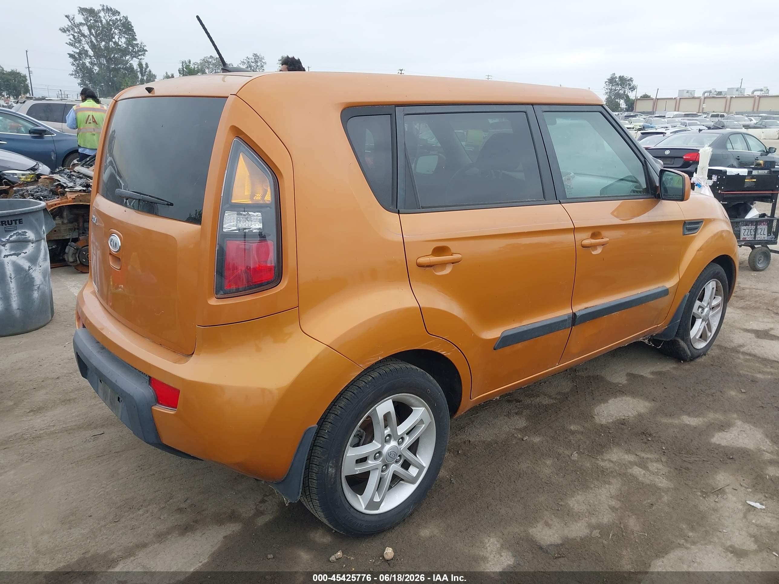 2011 Kia Soul + Orange vin: KNDJT2A2XB7228590