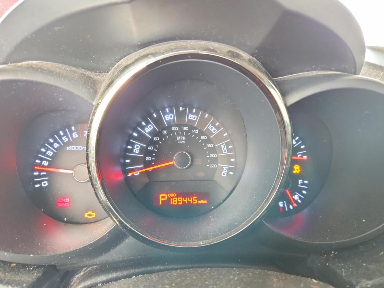 2011 Kia Soul + Red vin: KNDJT2A2XB7230887