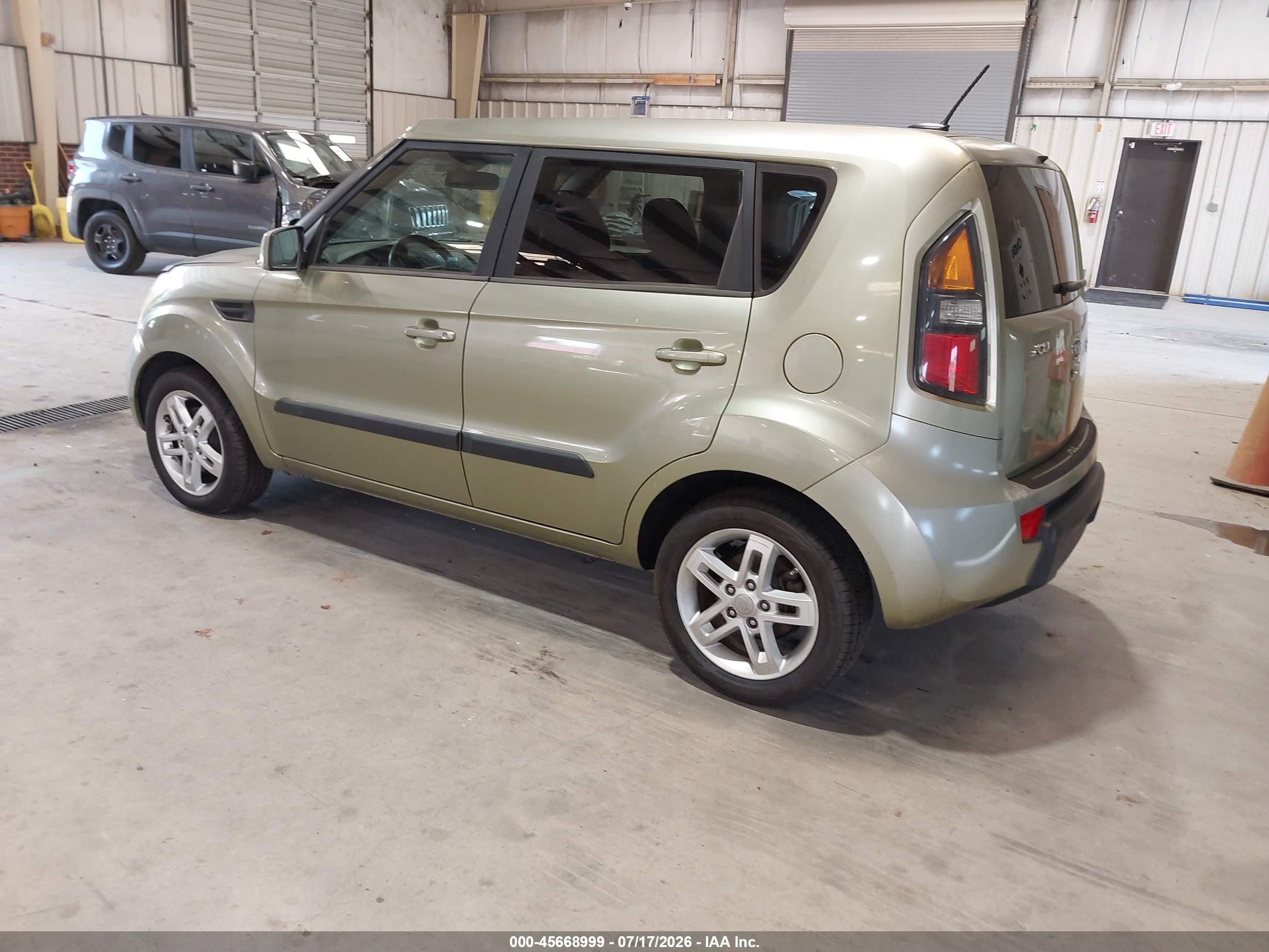2011 Kia Soul + Green vin: KNDJT2A2XB7233272