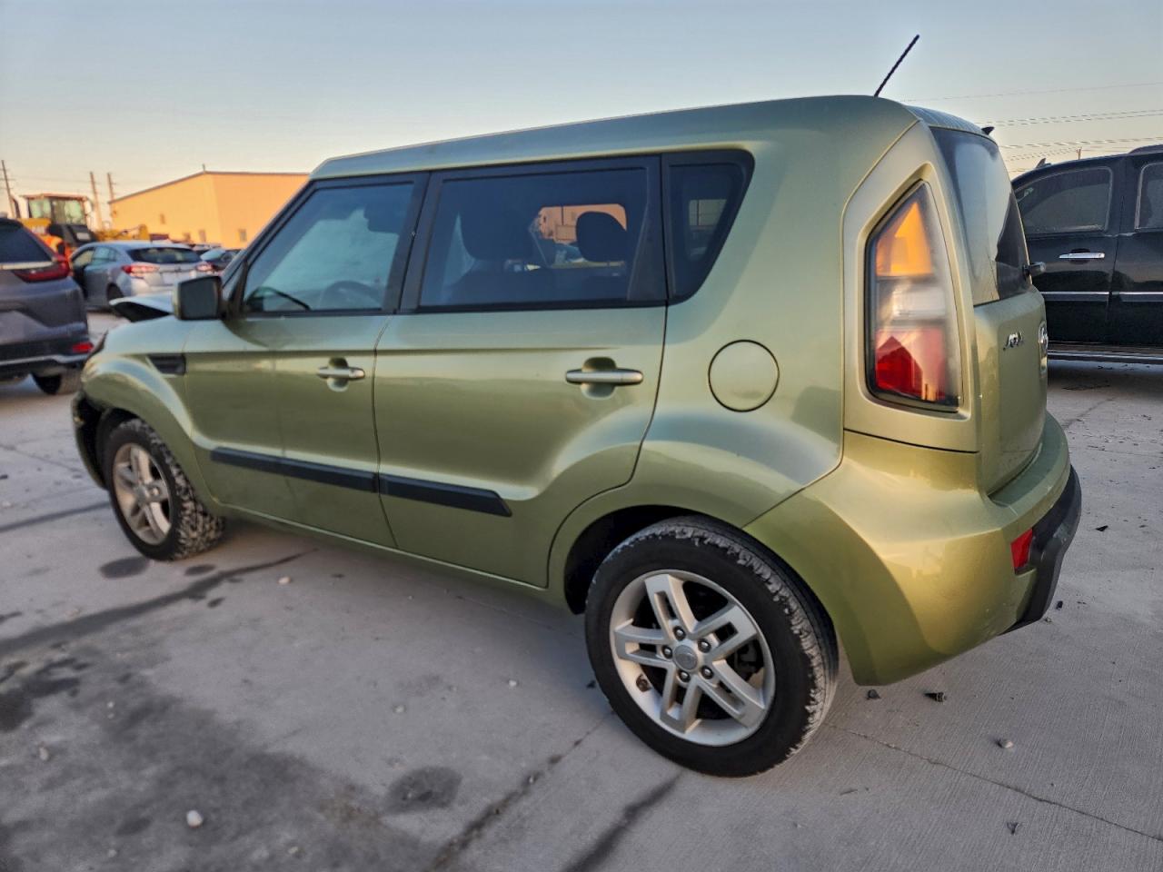 2011 Kia Soul + Green vin: KNDJT2A2XB7238407