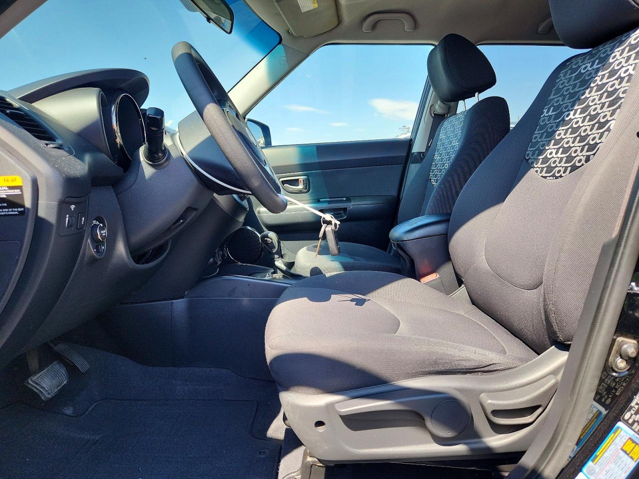 2011 Kia Soul + Black vin: KNDJT2A2XB7343688