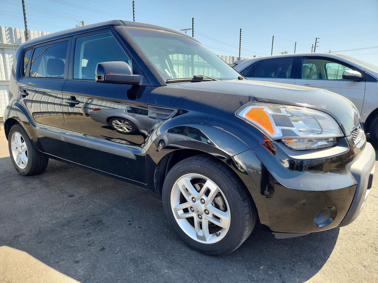 2011 Kia Soul + Black vin: KNDJT2A2XB7343688
