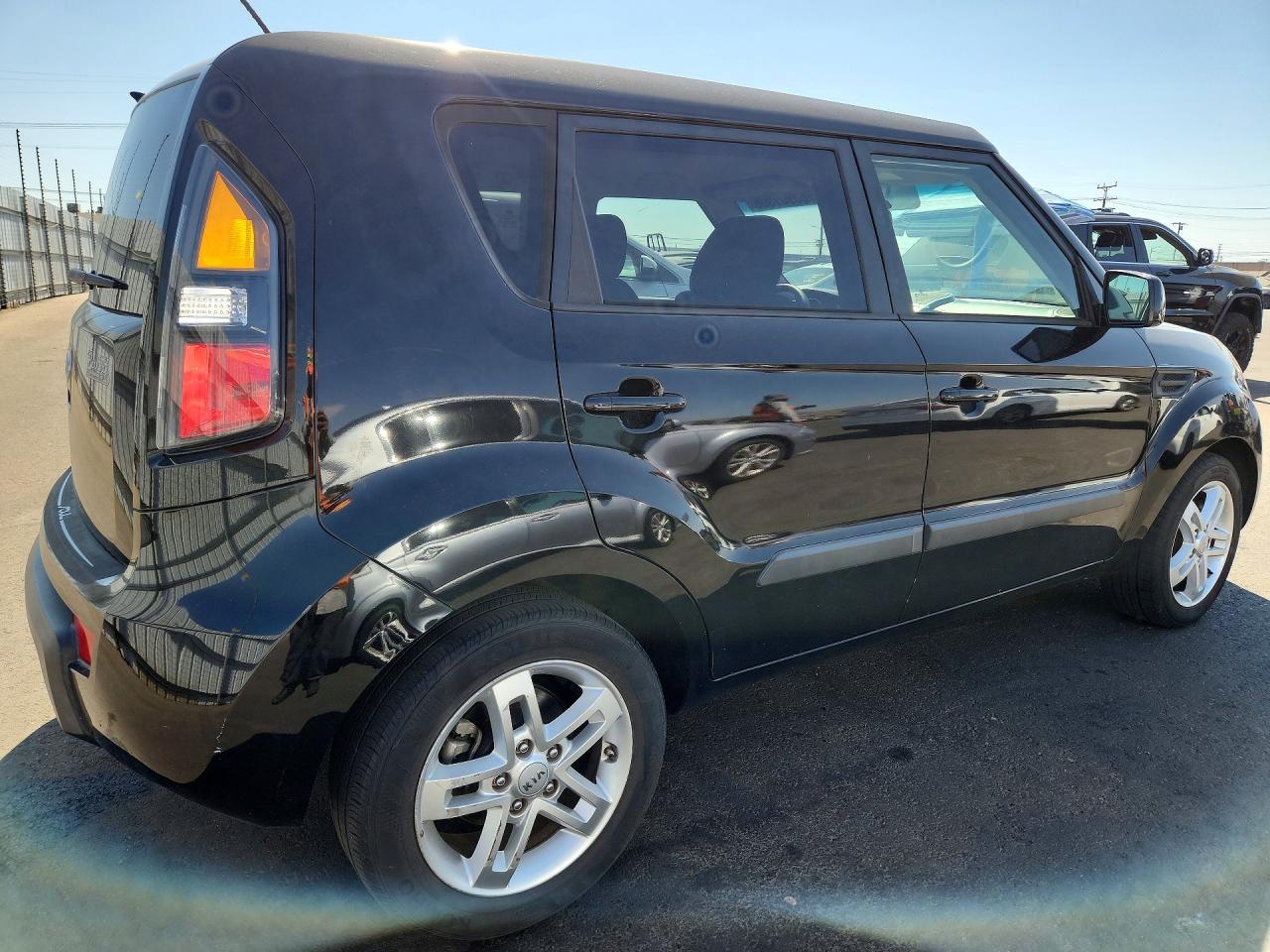 2011 Kia Soul + Black vin: KNDJT2A2XB7343688