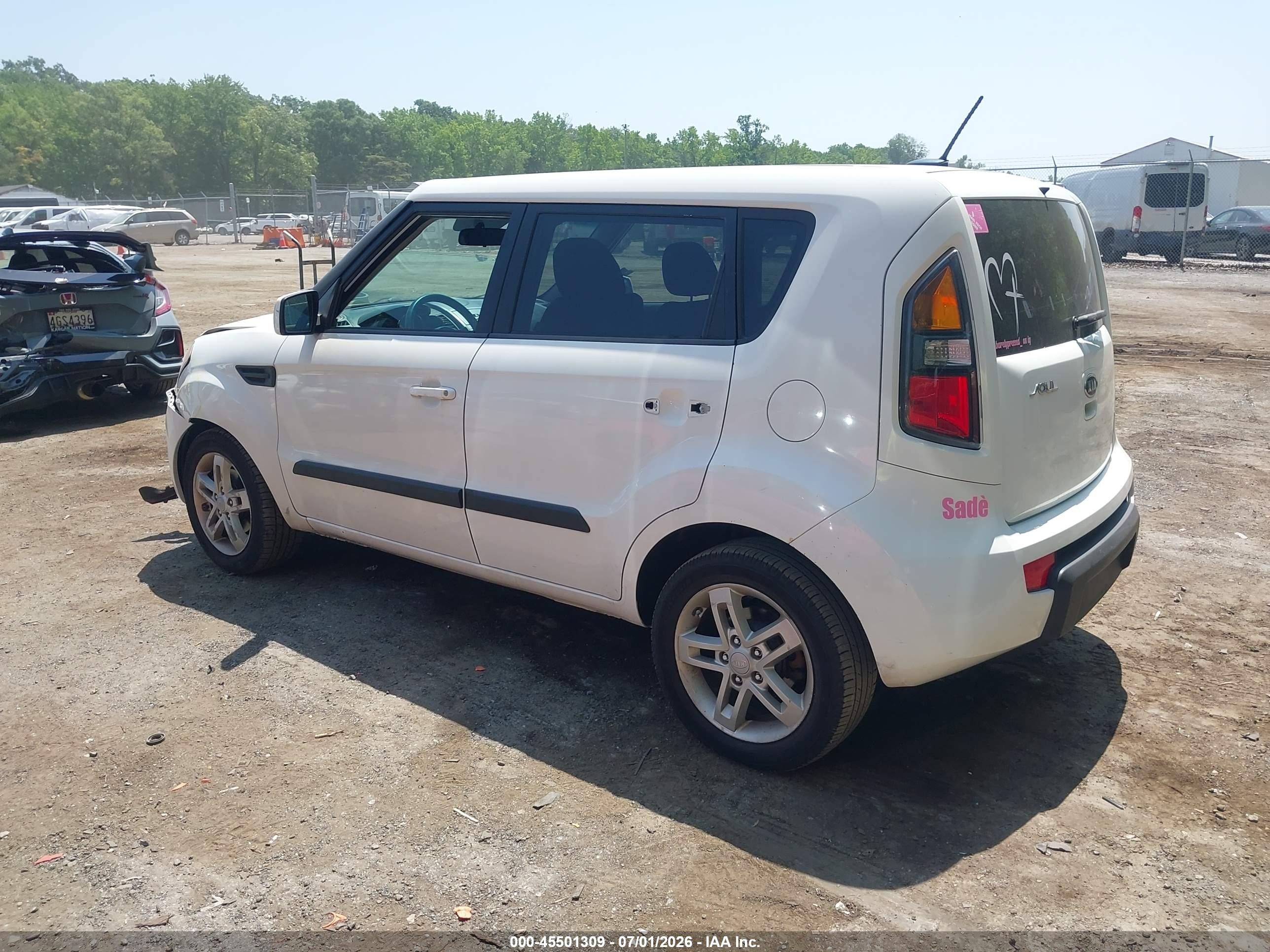 2011 Kia Soul + White vin: KNDJT2A2XB7710637