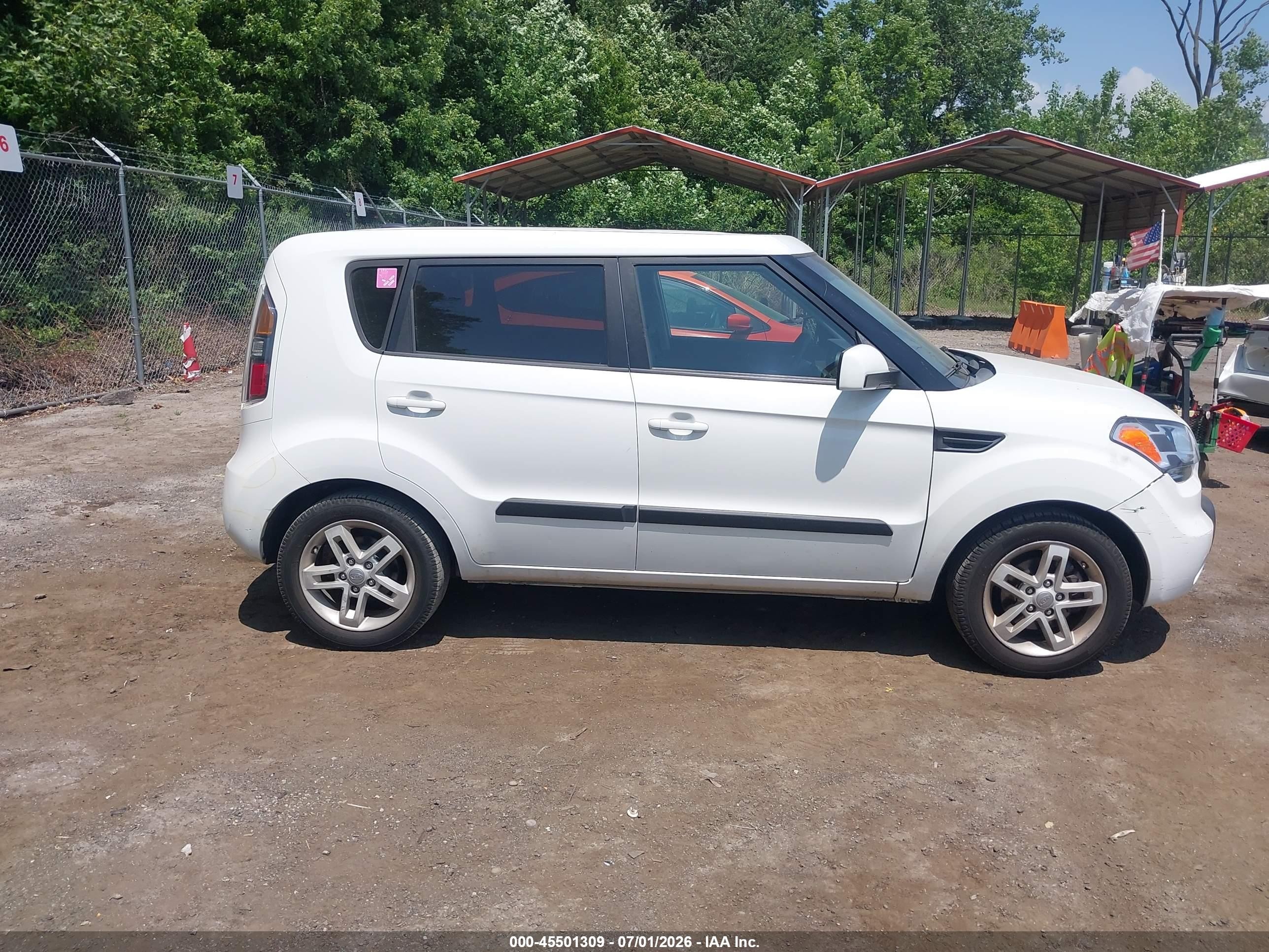 2011 Kia Soul + White vin: KNDJT2A2XB7710637