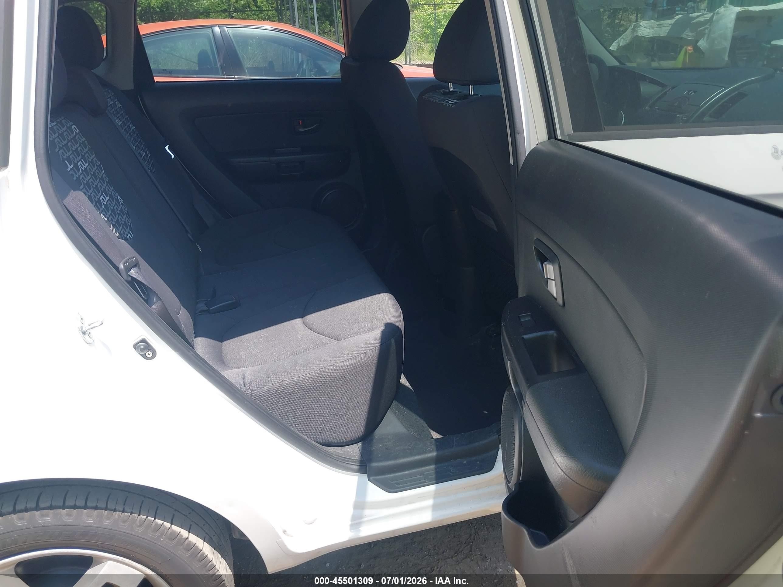 2011 Kia Soul + White vin: KNDJT2A2XB7710637