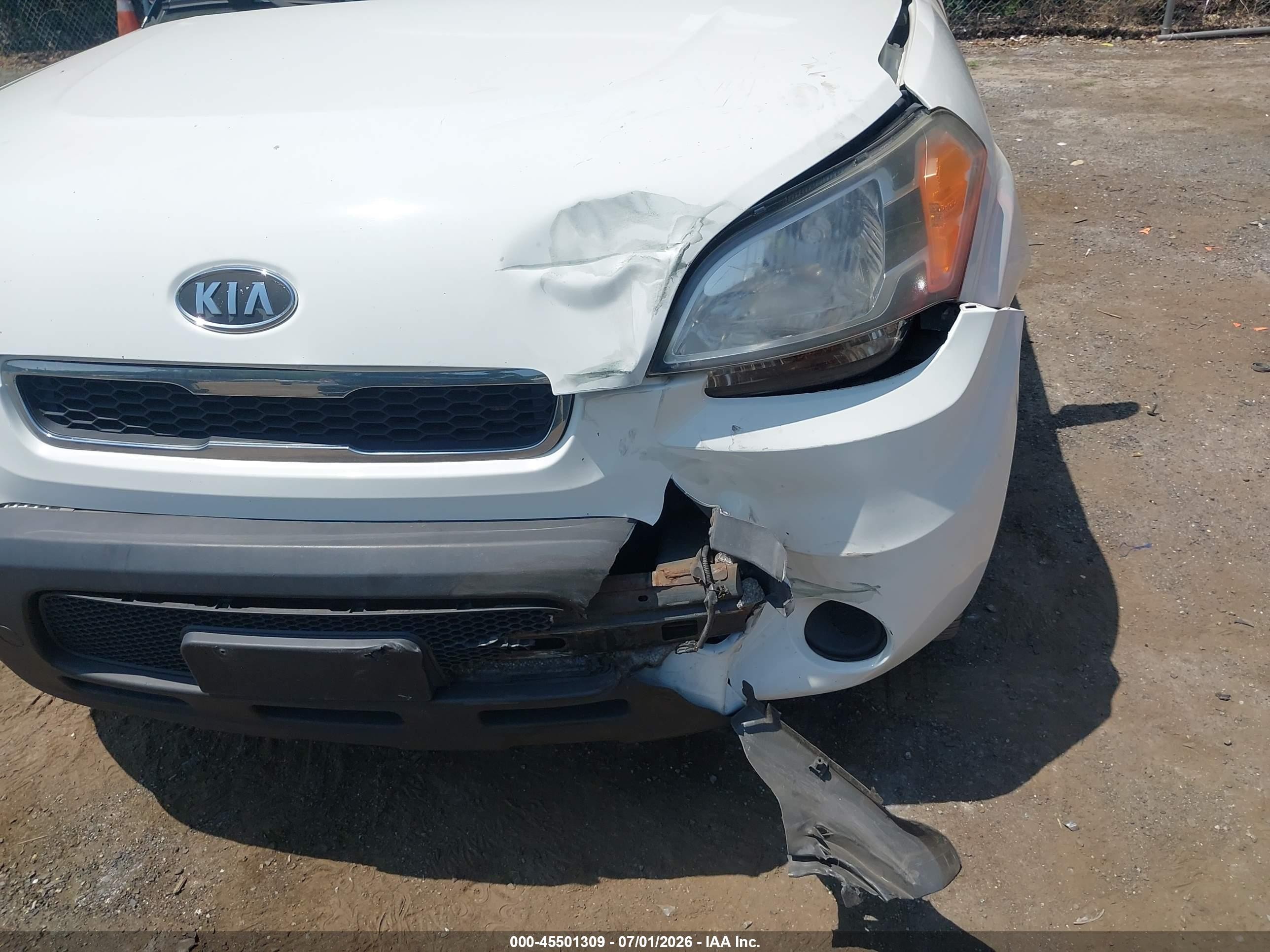 2011 Kia Soul + White vin: KNDJT2A2XB7710637