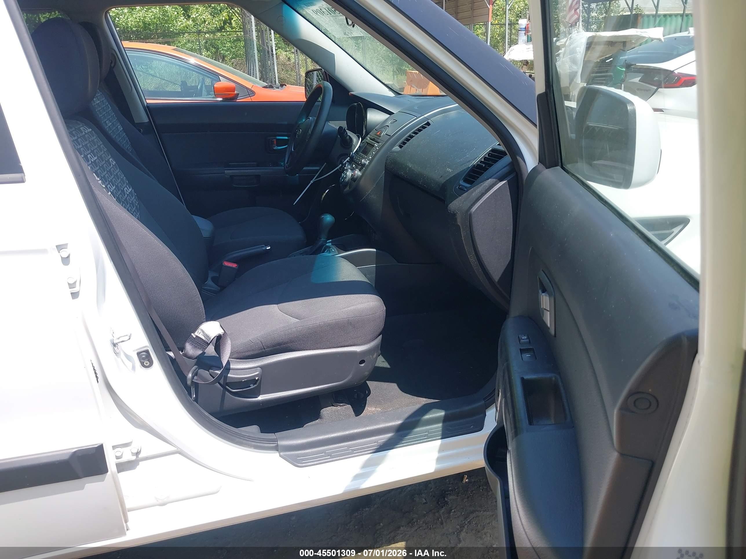 2011 Kia Soul + White vin: KNDJT2A2XB7710637