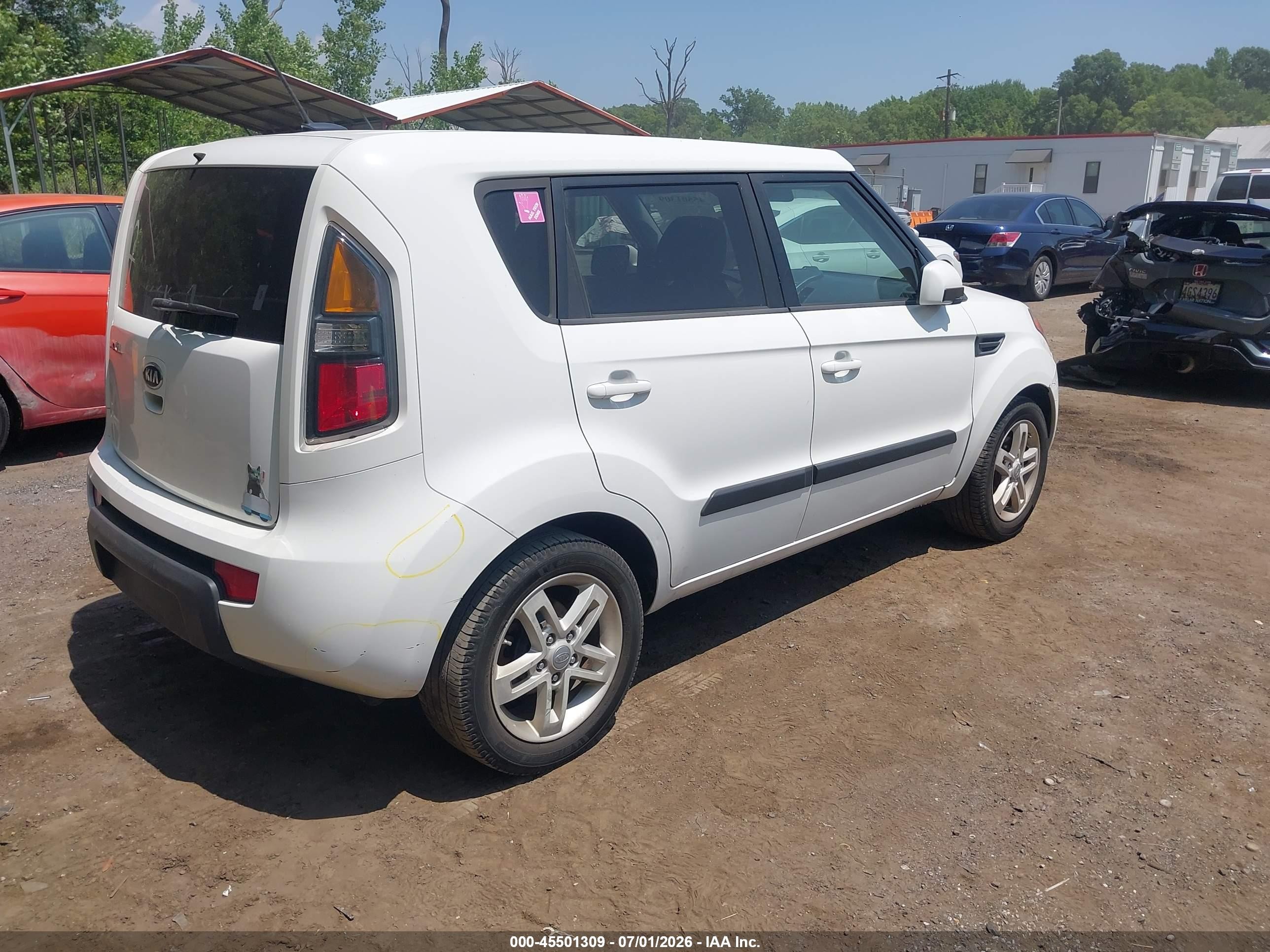 2011 Kia Soul + White vin: KNDJT2A2XB7710637