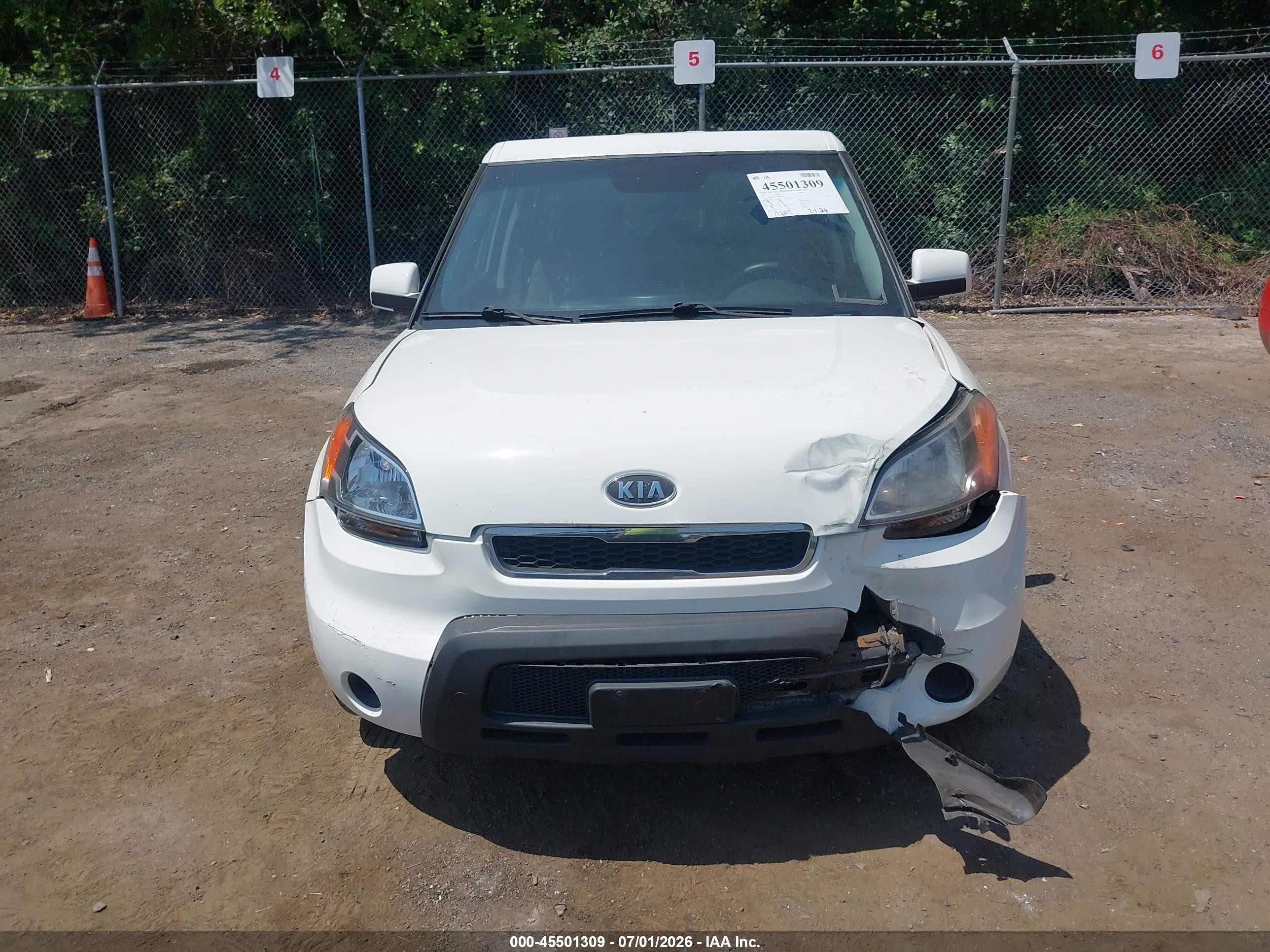 2011 Kia Soul + White vin: KNDJT2A2XB7710637
