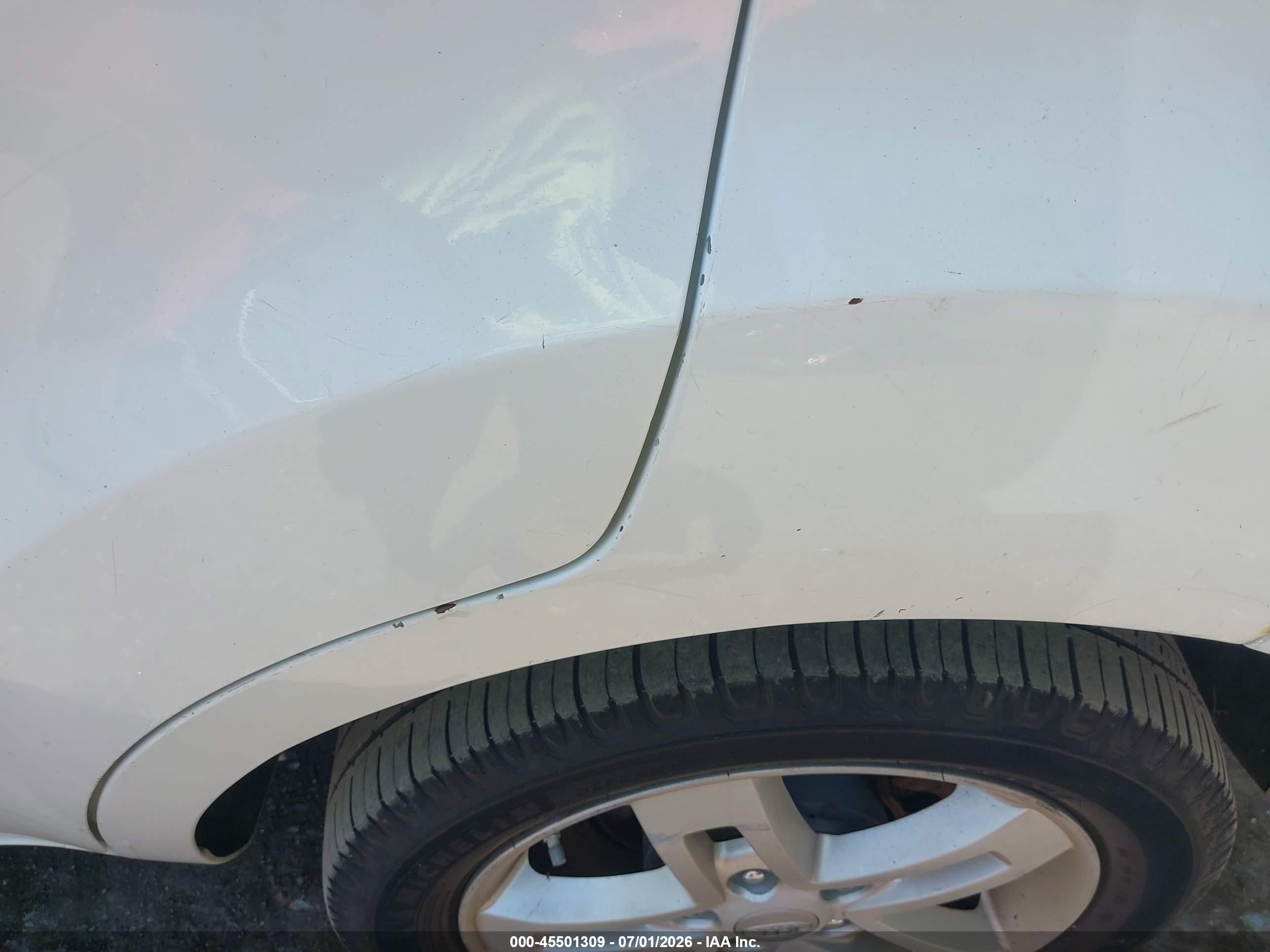 2011 Kia Soul + White vin: KNDJT2A2XB7710637