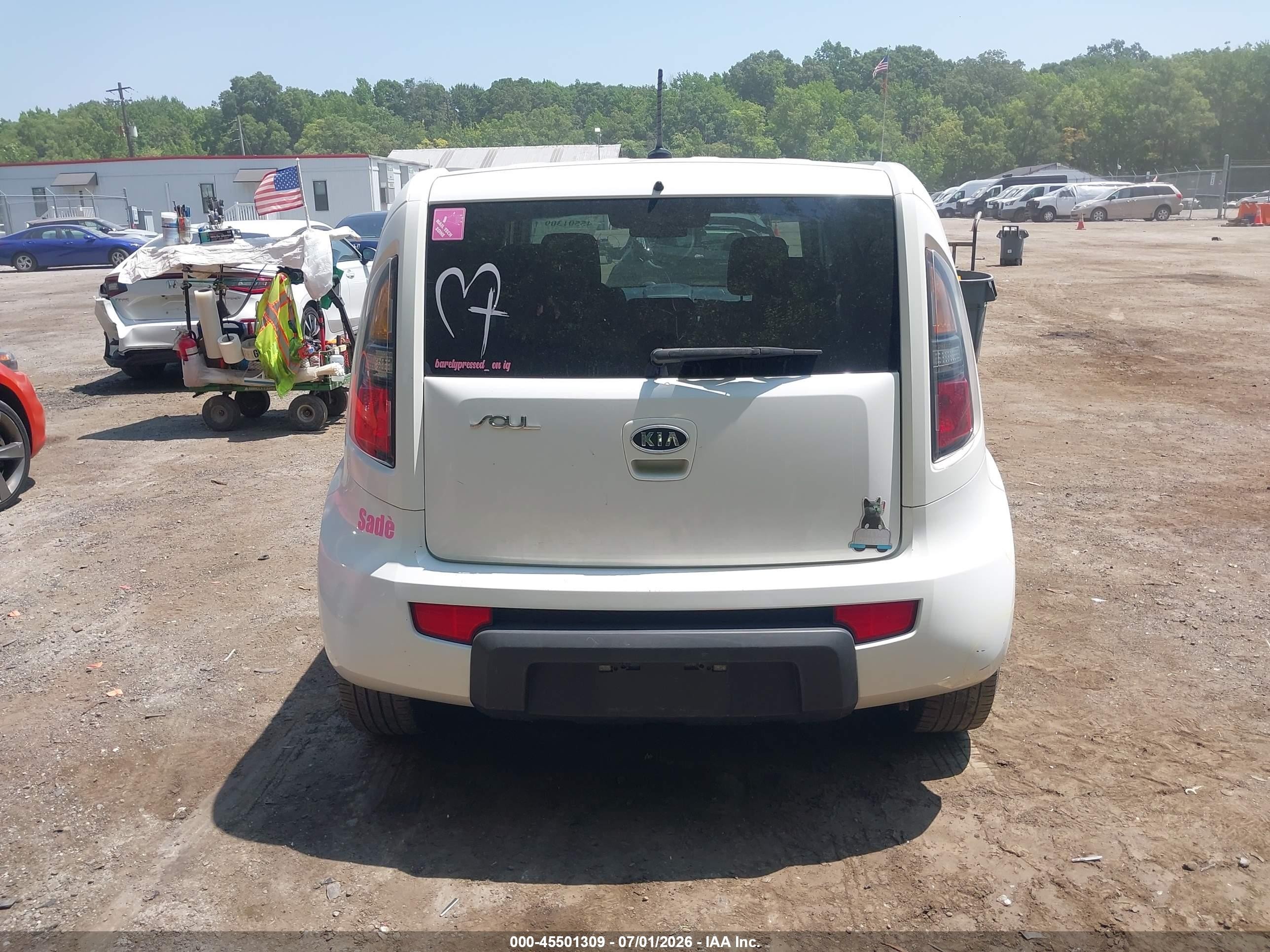 2011 Kia Soul + White vin: KNDJT2A2XB7710637
