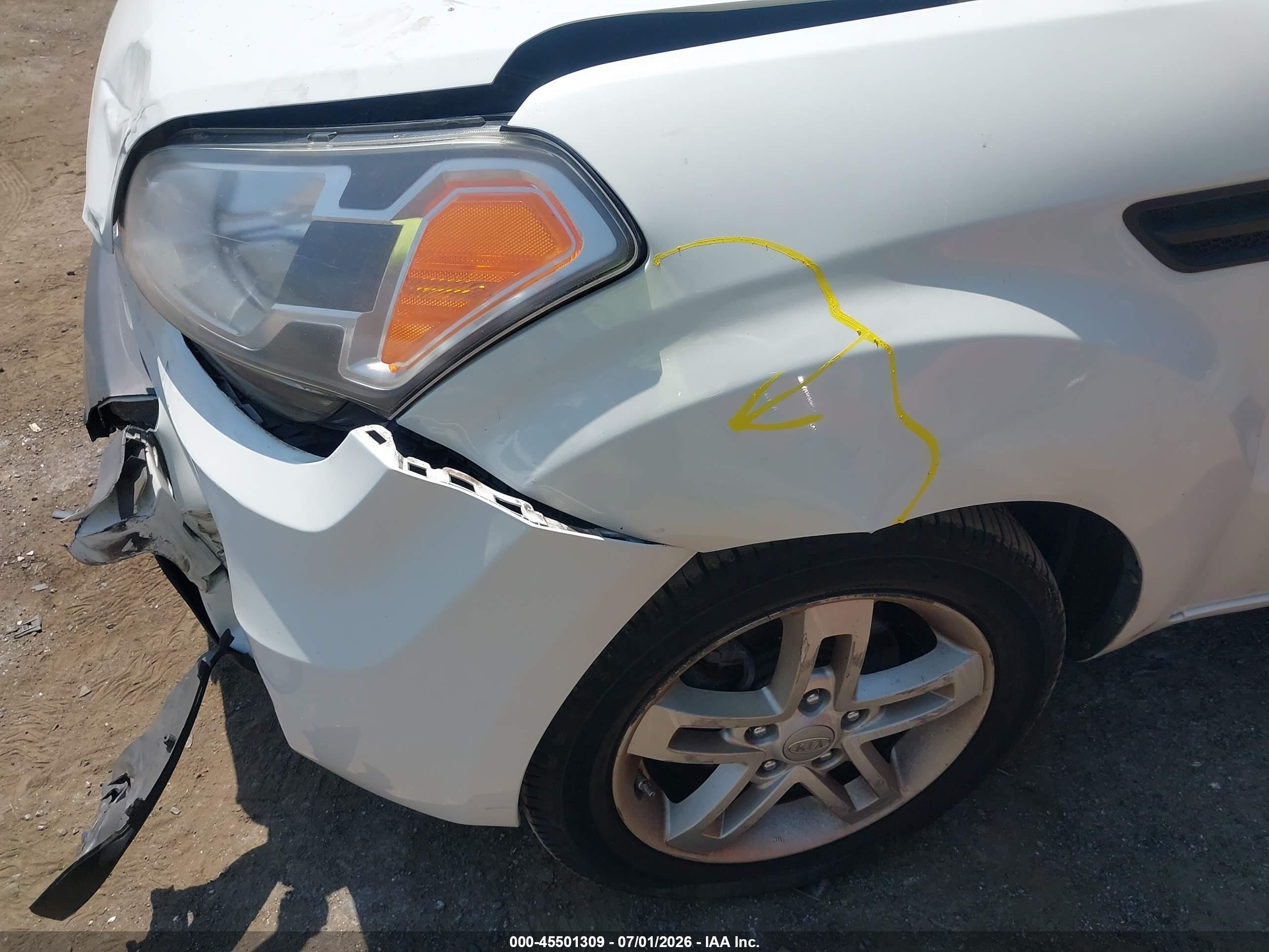 2011 Kia Soul + White vin: KNDJT2A2XB7710637