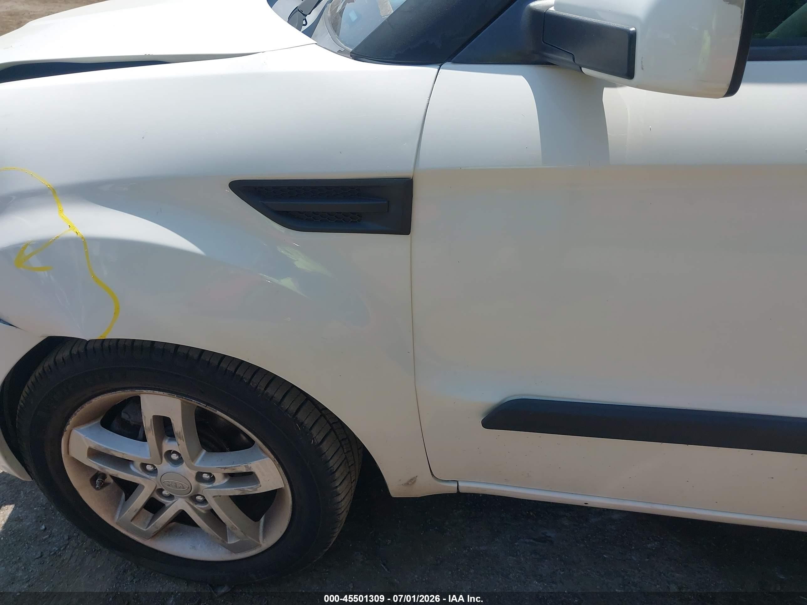 2011 Kia Soul + White vin: KNDJT2A2XB7710637