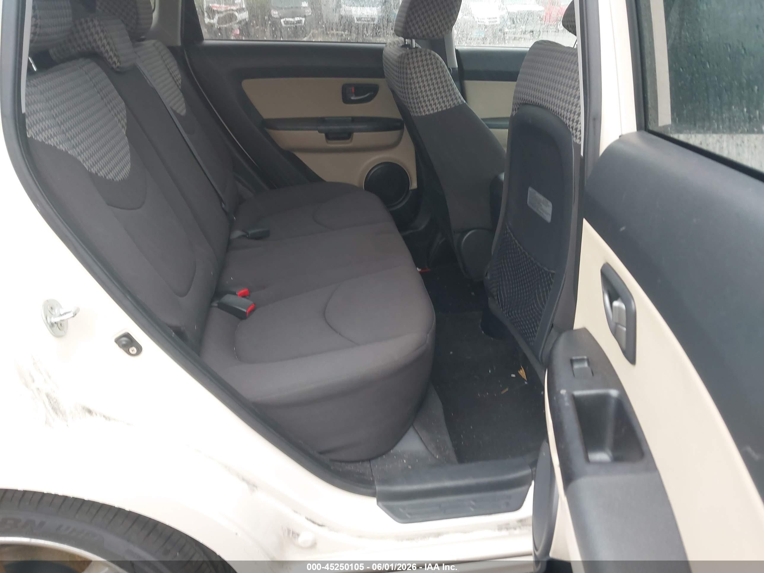 2011 Kia Soul ! White vin: KNDJT2A2XB7713781