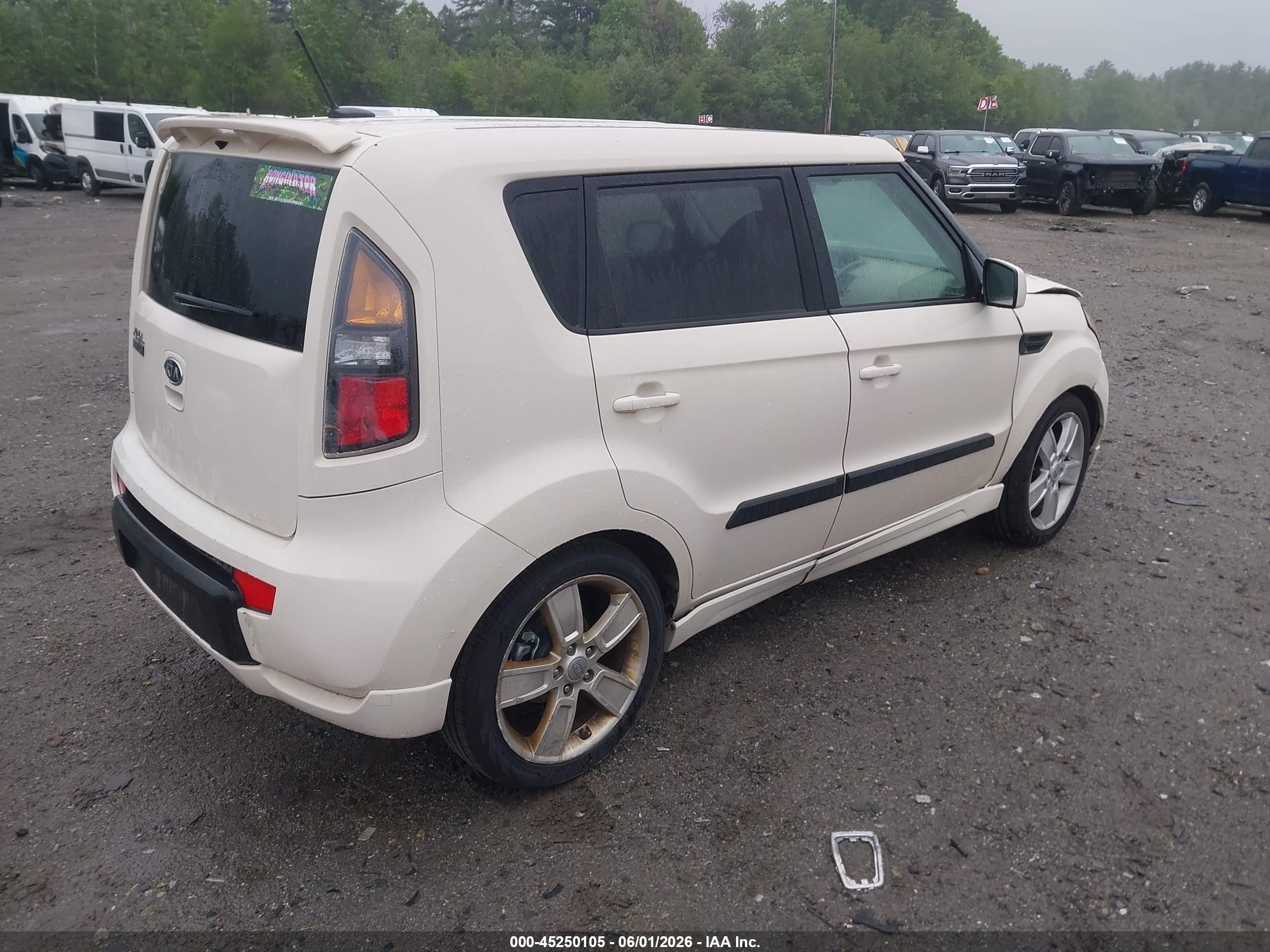 2011 Kia Soul ! White vin: KNDJT2A2XB7713781