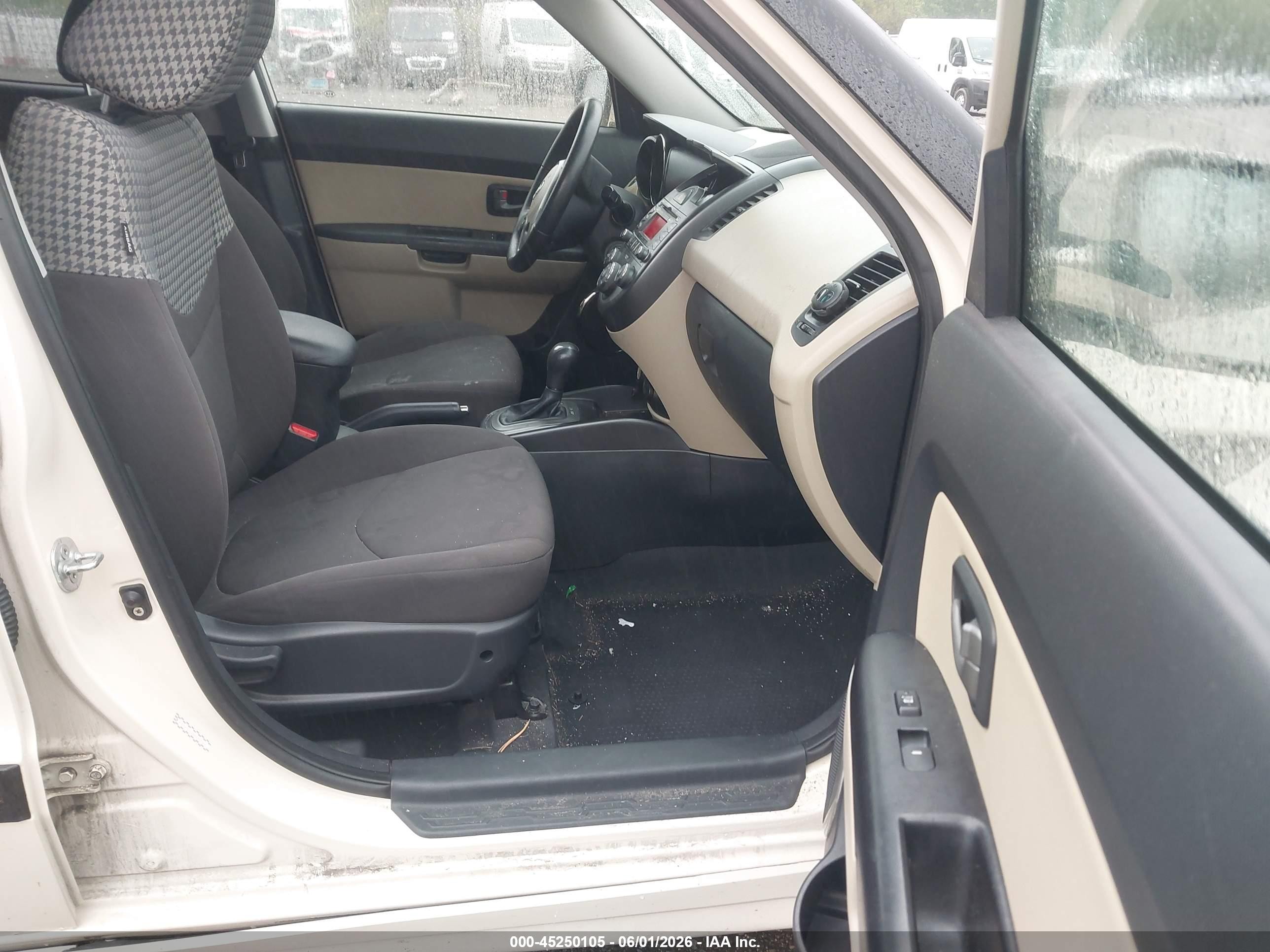 2011 Kia Soul ! White vin: KNDJT2A2XB7713781
