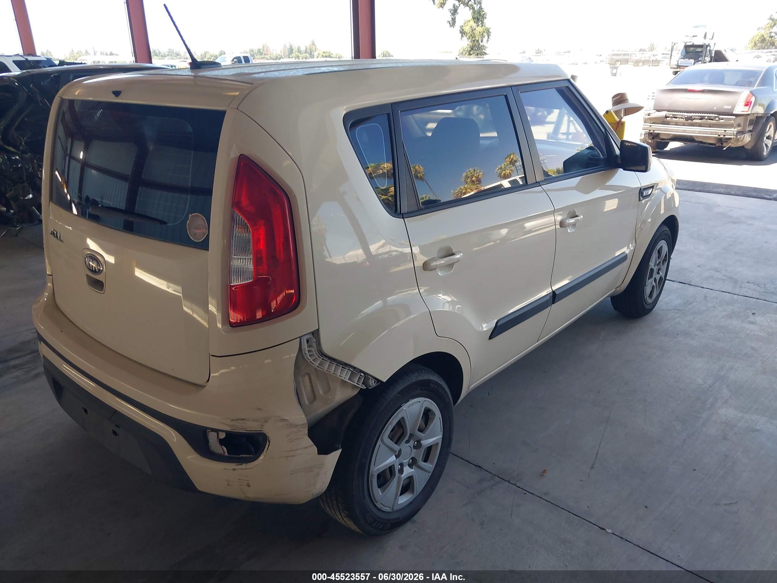 2013 Kia Soul   Cream vin: KNDJT2A50D7554315