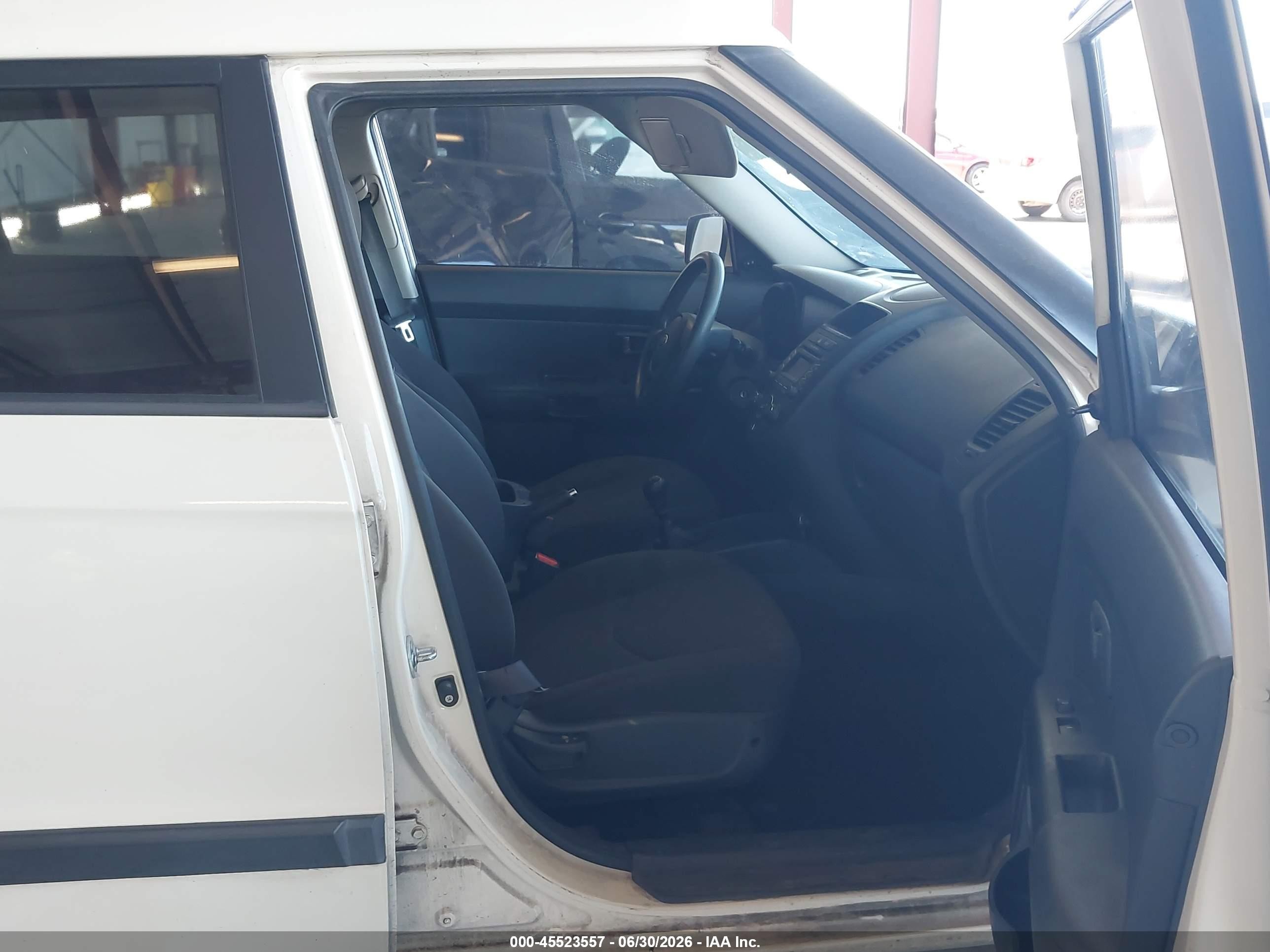 2013 Kia Soul   Cream vin: KNDJT2A50D7554315