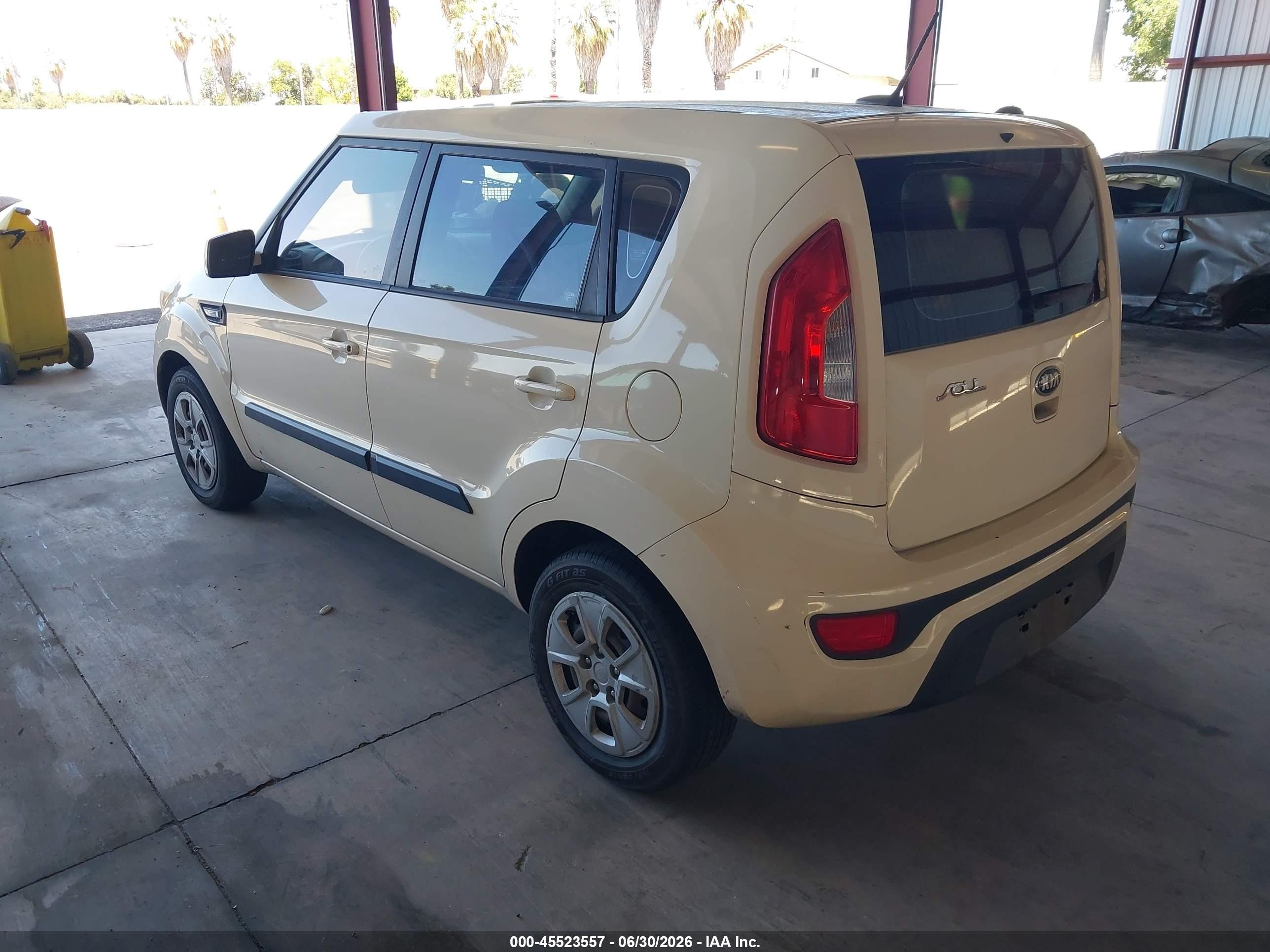 2013 Kia Soul   Cream vin: KNDJT2A50D7554315
