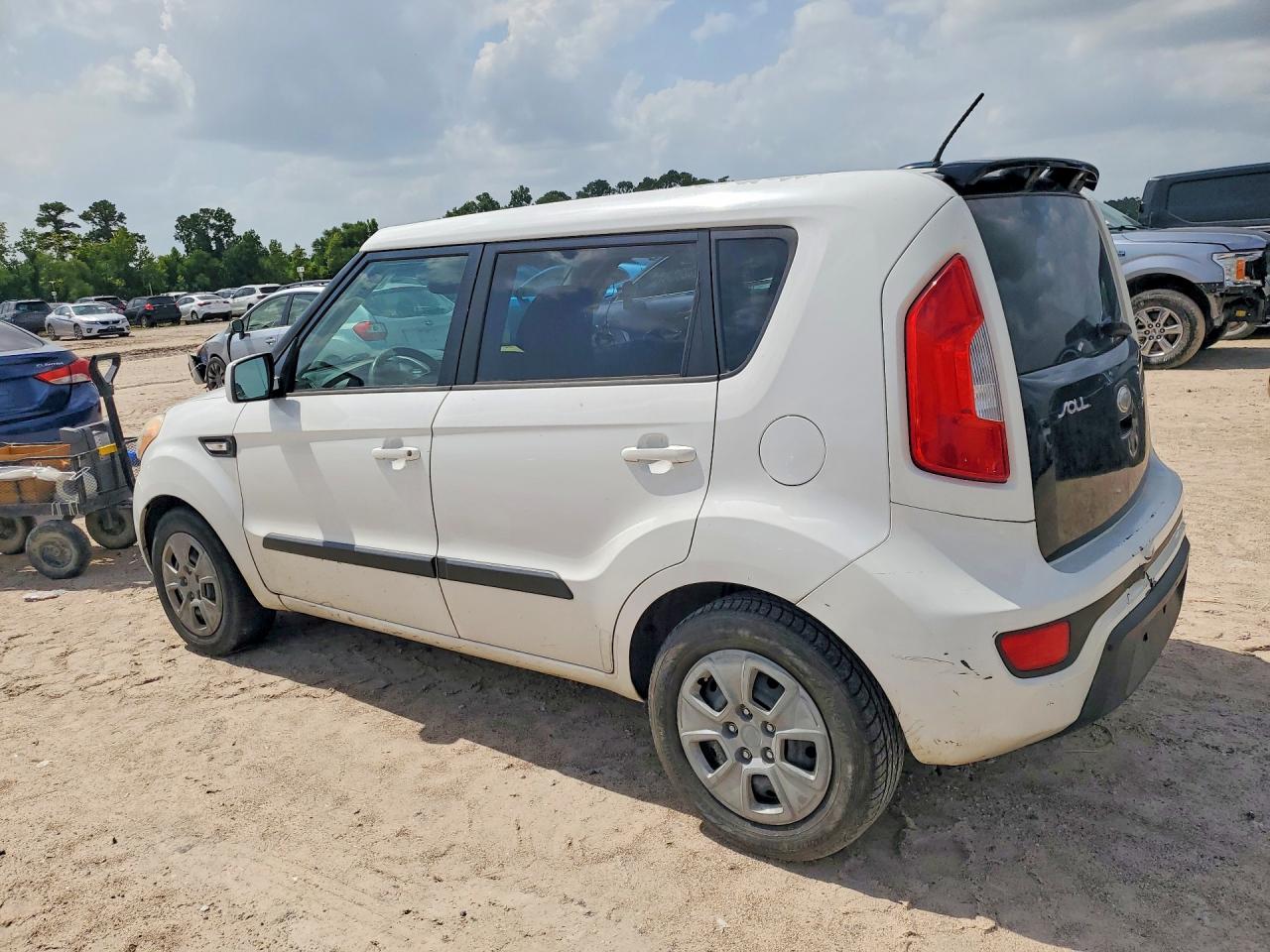 2013 Kia Soul Base White vin: KNDJT2A50D7577464