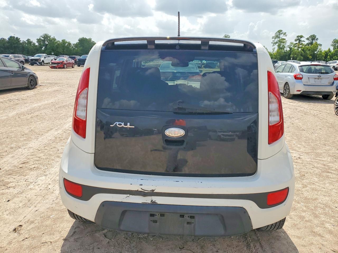 2013 Kia Soul Base White vin: KNDJT2A50D7577464