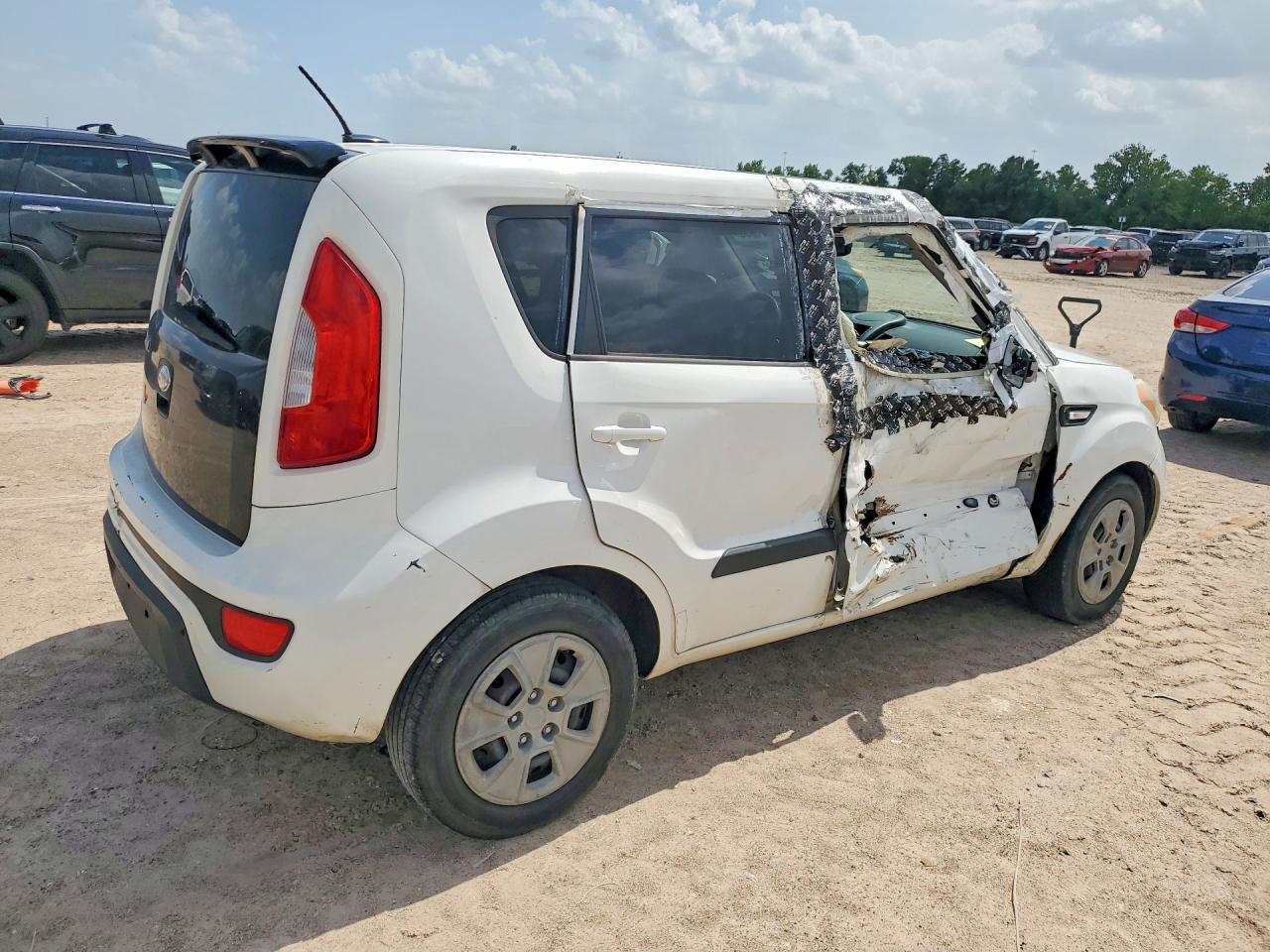 2013 Kia Soul Base White vin: KNDJT2A50D7577464