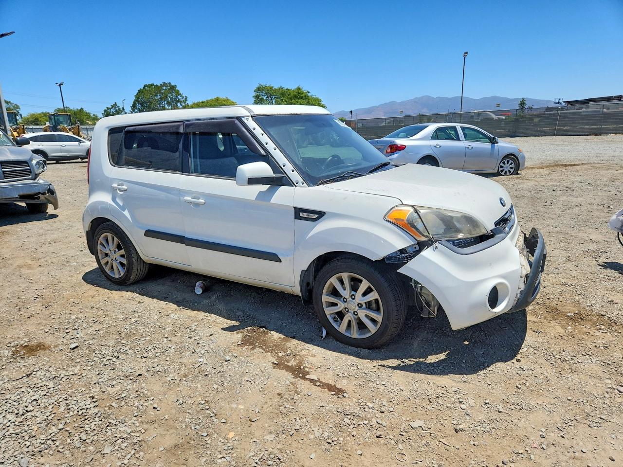 2013 Kia Soul Base Белый vin: KNDJT2A50D7577514