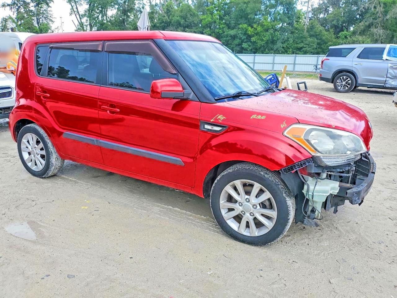 2013 Kia Soul Base Red vin: KNDJT2A50D7591428