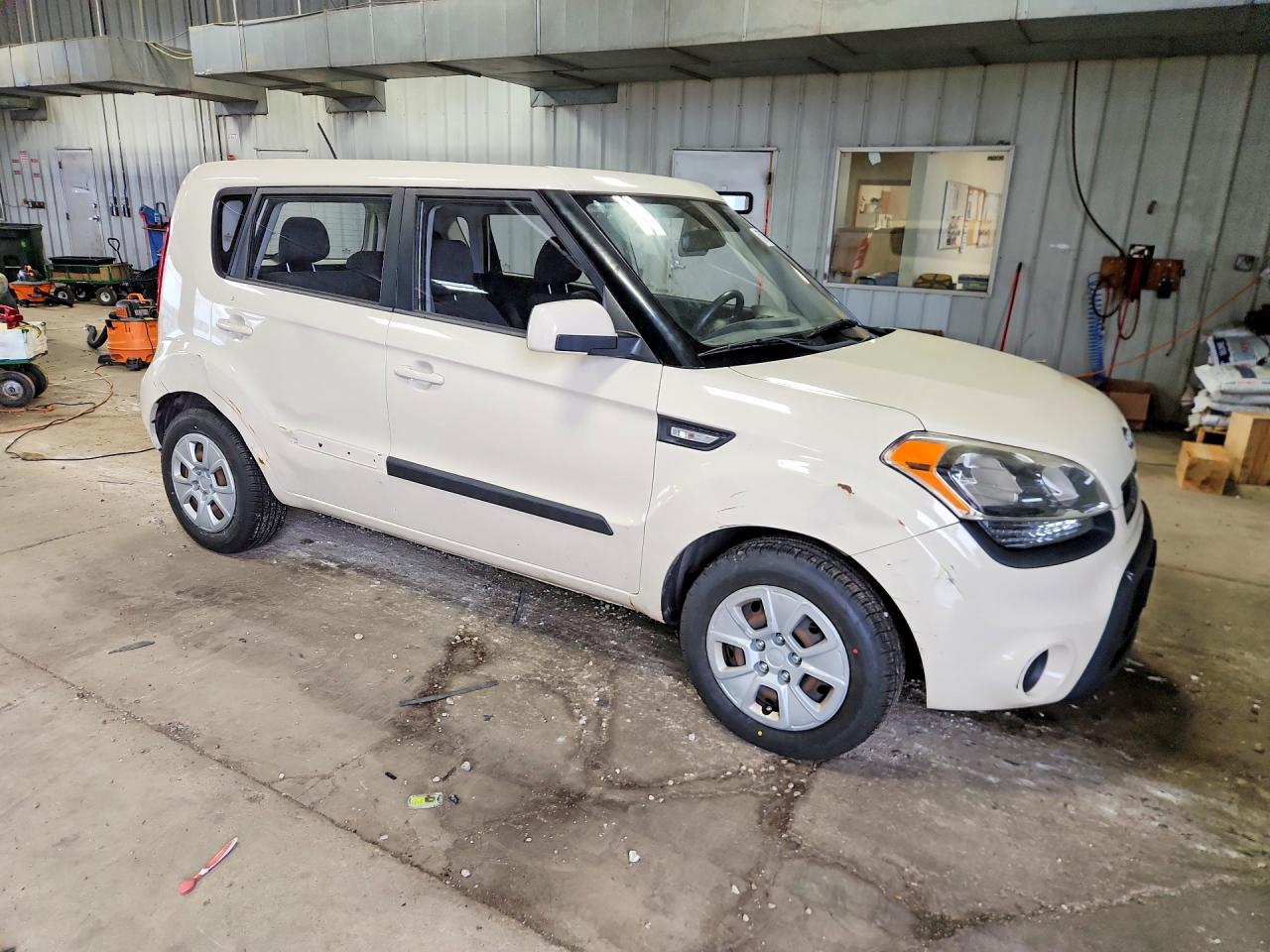 2012 Kia Soul Base White vin: KNDJT2A51C7393648