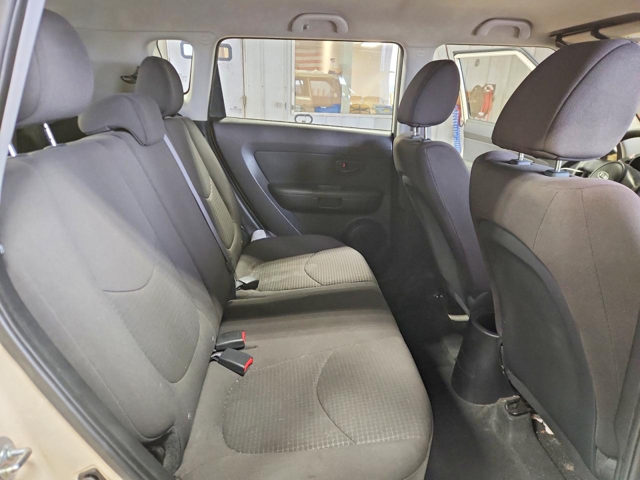 2012 Kia Soul Base White vin: KNDJT2A51C7393648