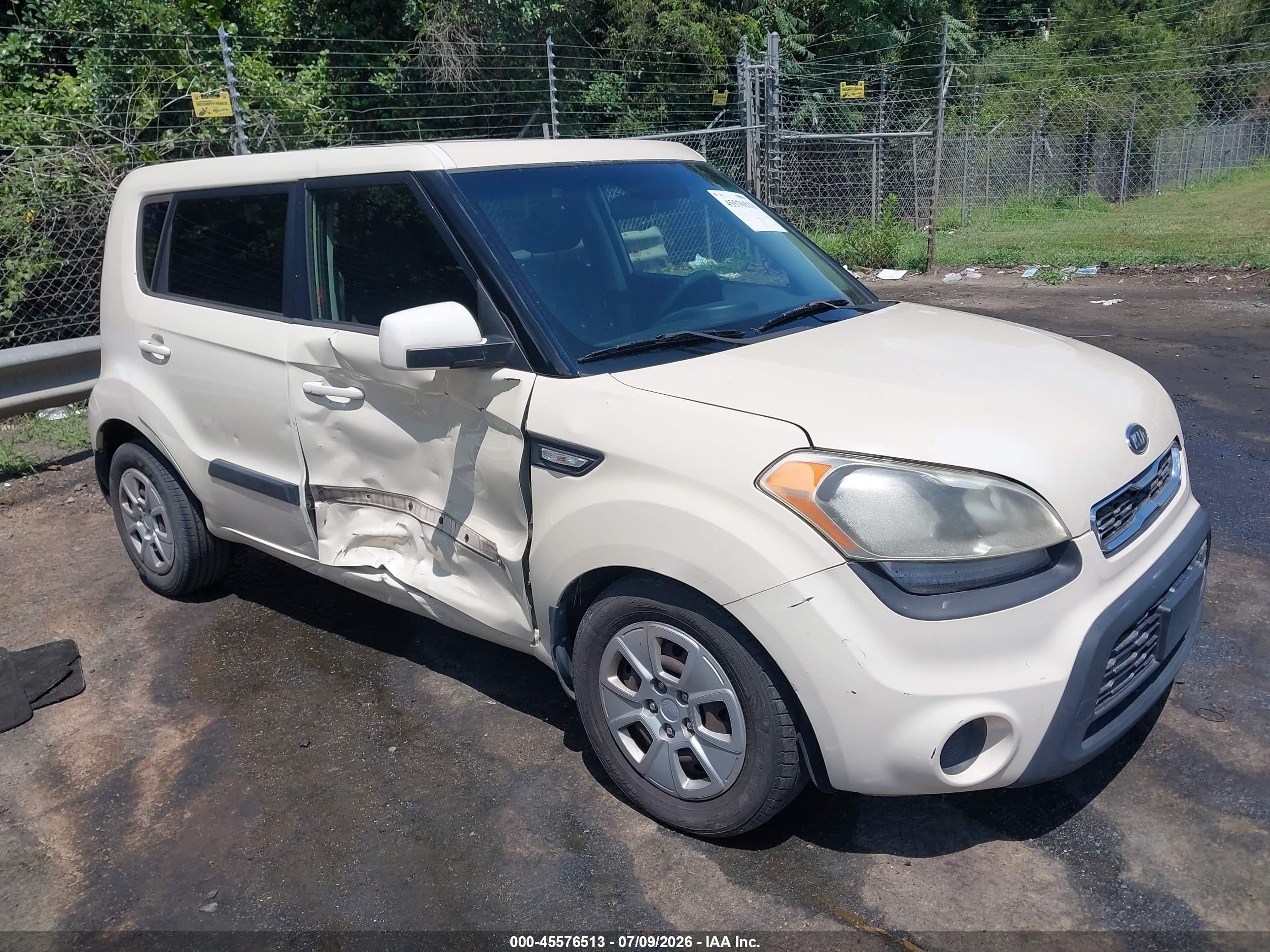 2012 Kia Soul   White vin: KNDJT2A51C7399742