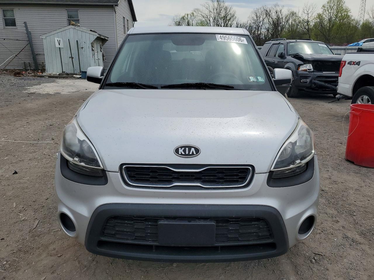 2012 Kia Soul Base Silver vin: KNDJT2A51C7449894