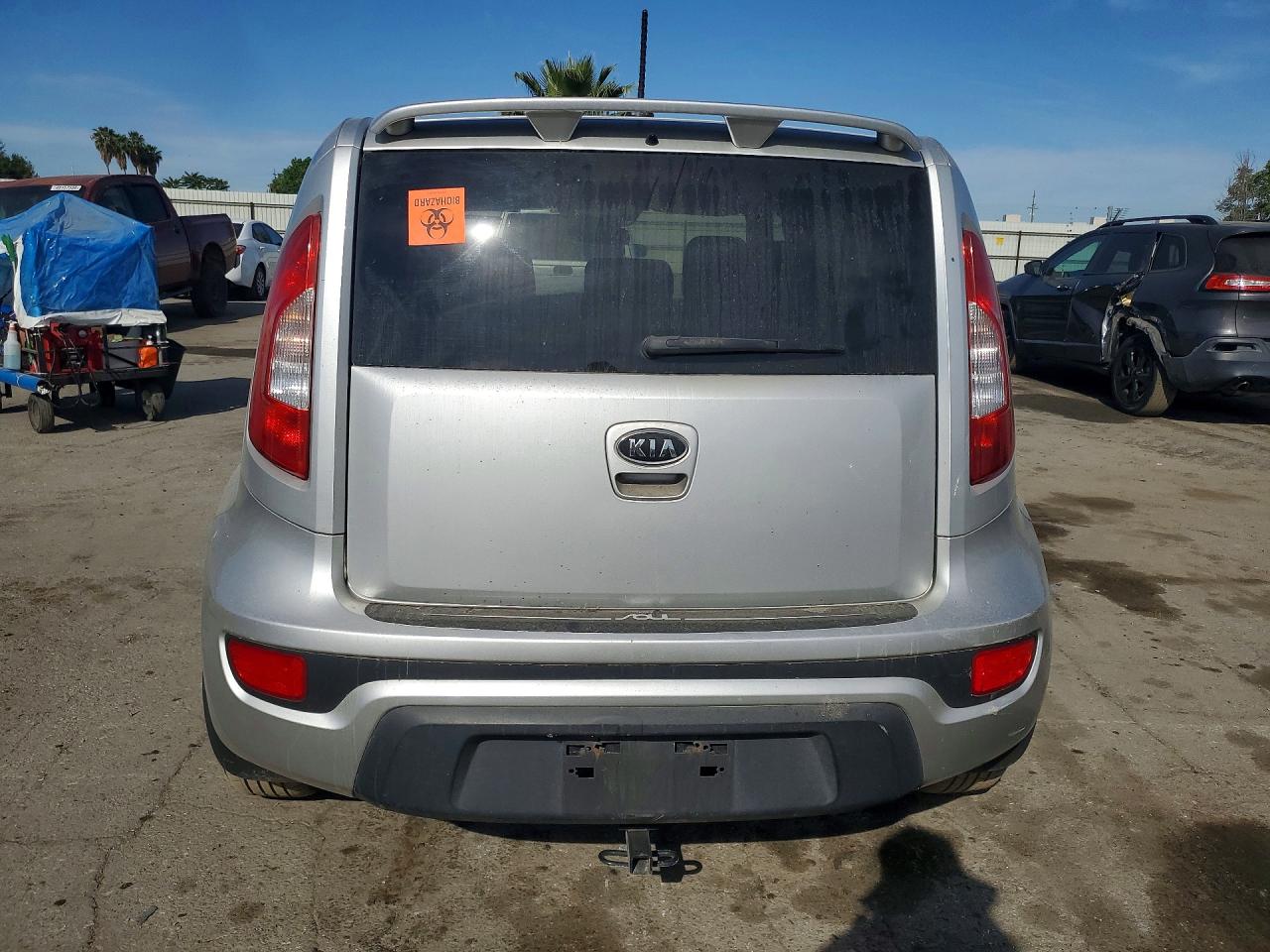 2012 Kia Soul Base Silver vin: KNDJT2A51C7453170
