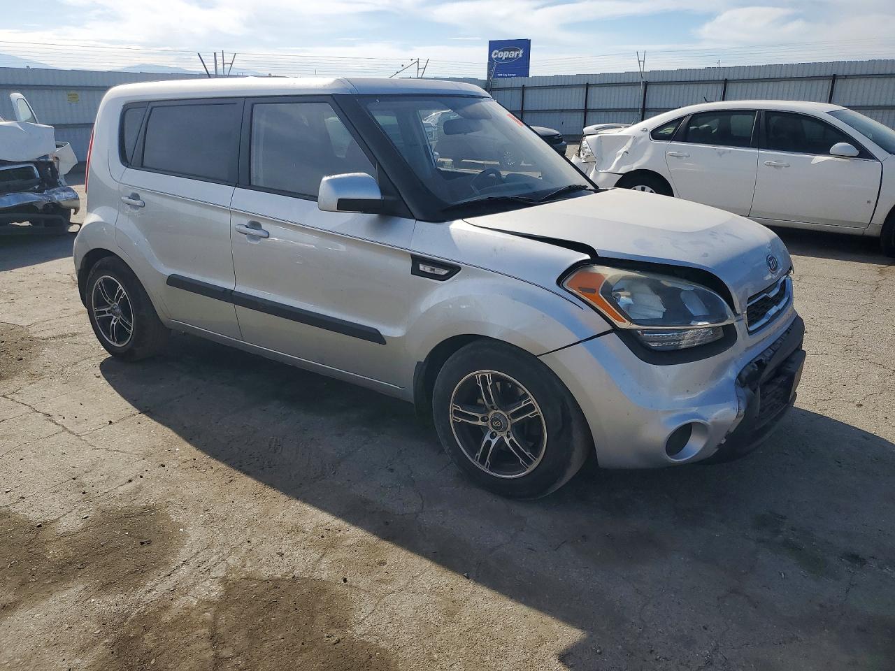 2012 Kia Soul Base Silver vin: KNDJT2A51C7453170