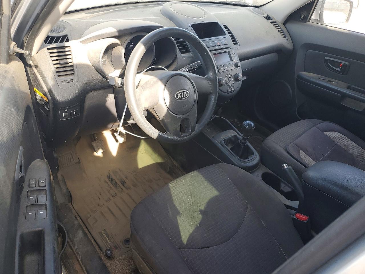 2012 Kia Soul Base Silver vin: KNDJT2A51C7453170