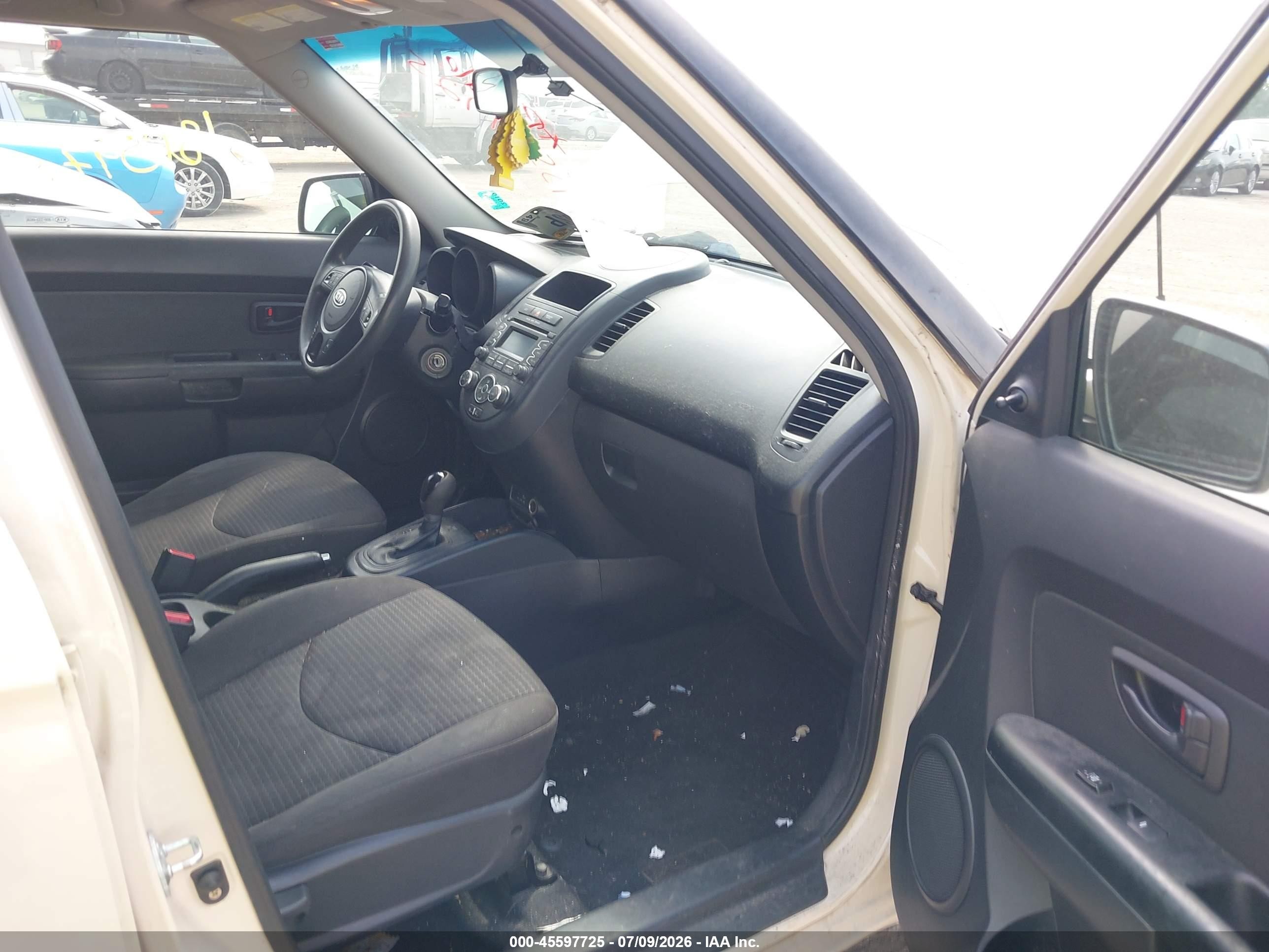 2012 Kia Soul   Cream vin: KNDJT2A51C7464220