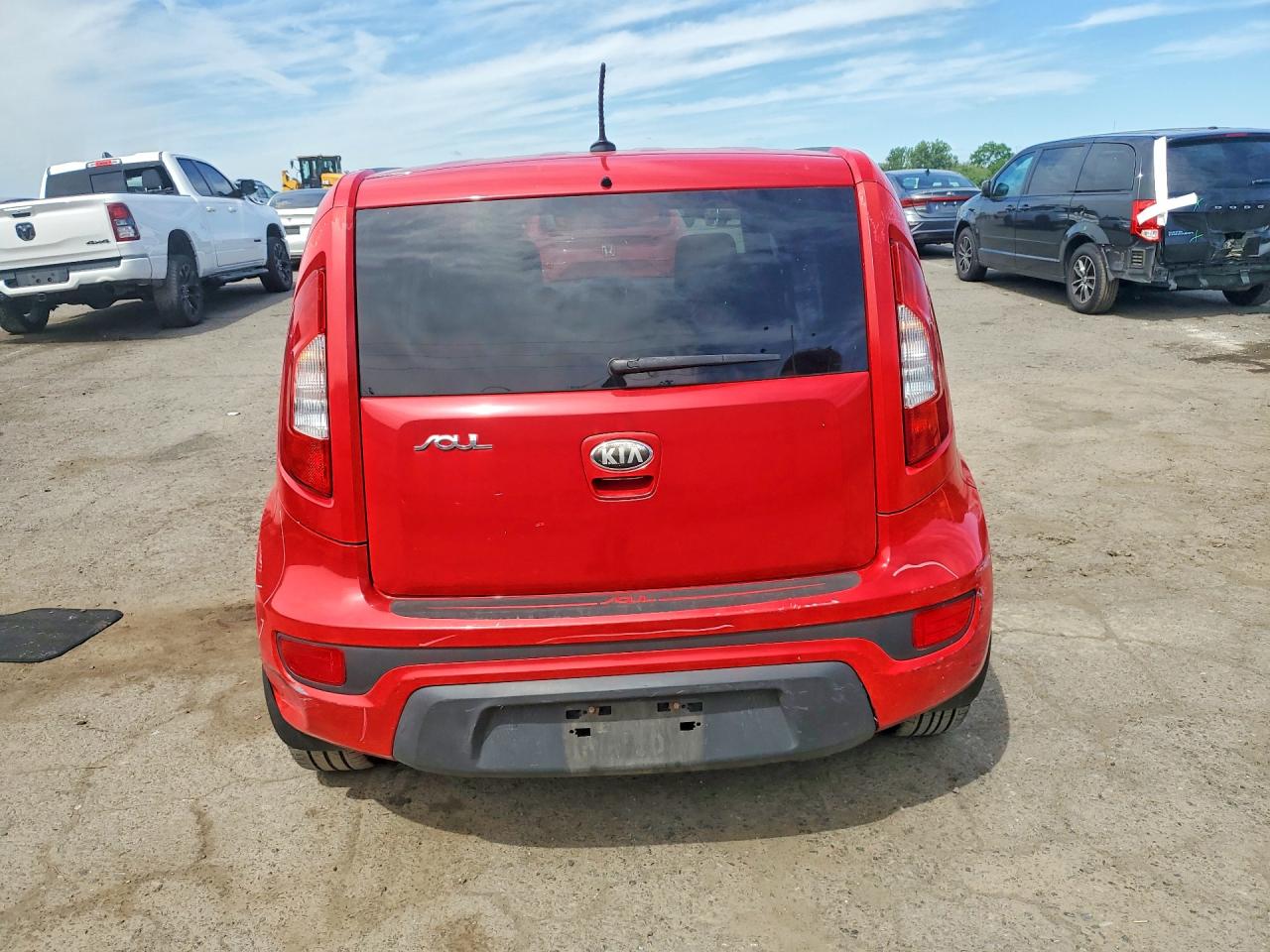 2013 Kia Soul Base Red vin: KNDJT2A51D7581474