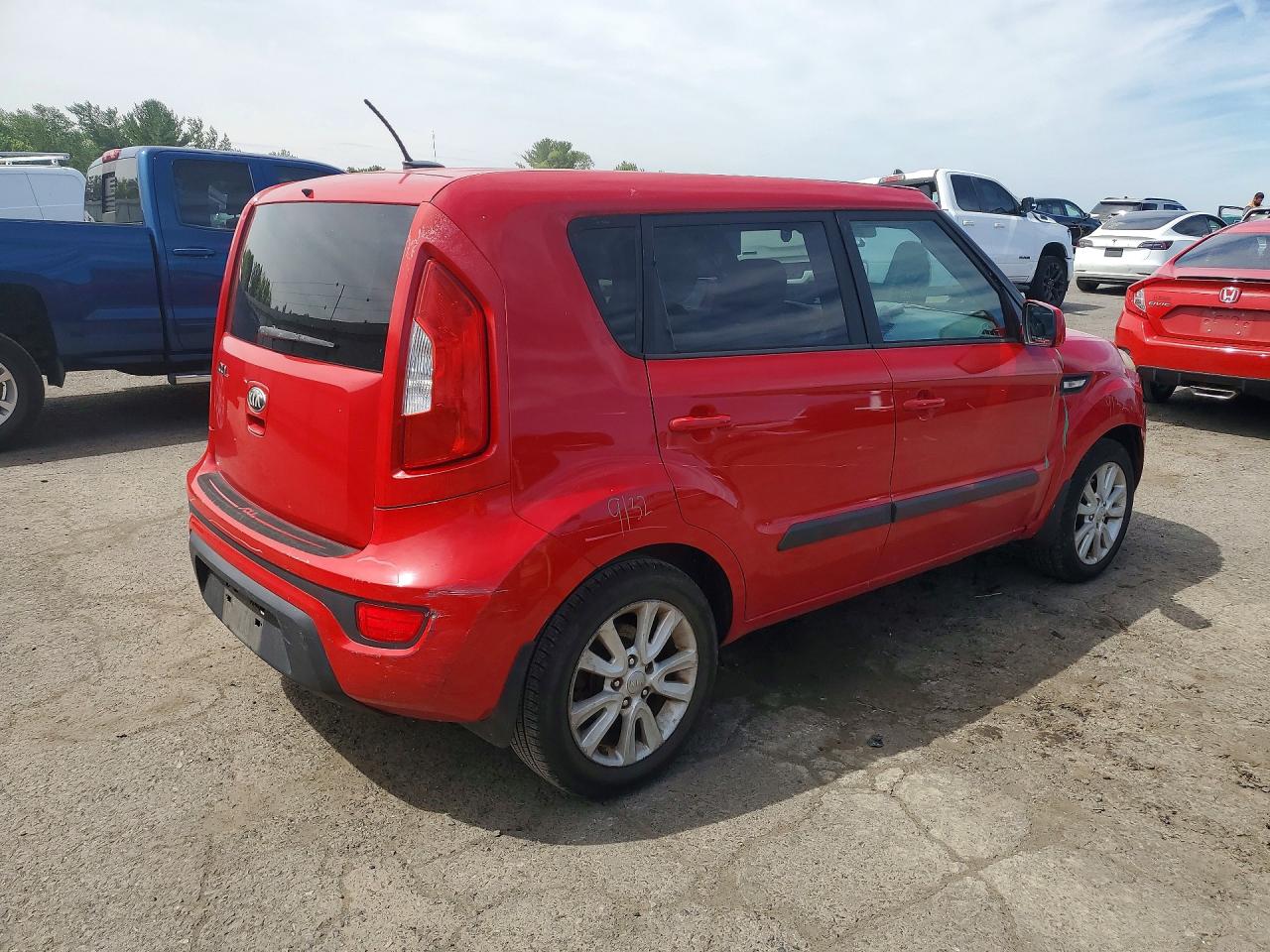 2013 Kia Soul Base Red vin: KNDJT2A51D7581474