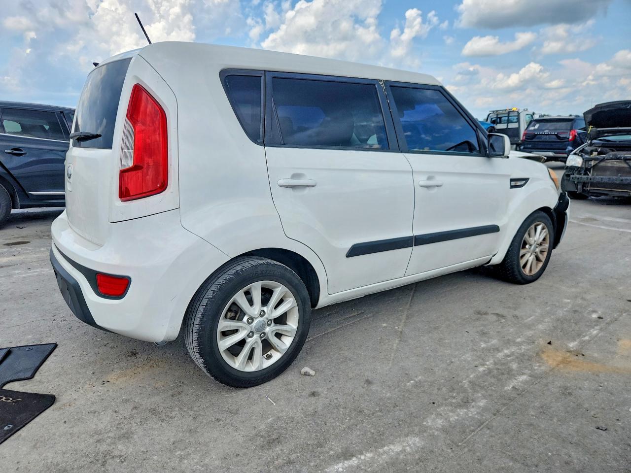 2013 Kia Soul Base White vin: KNDJT2A51D7759285