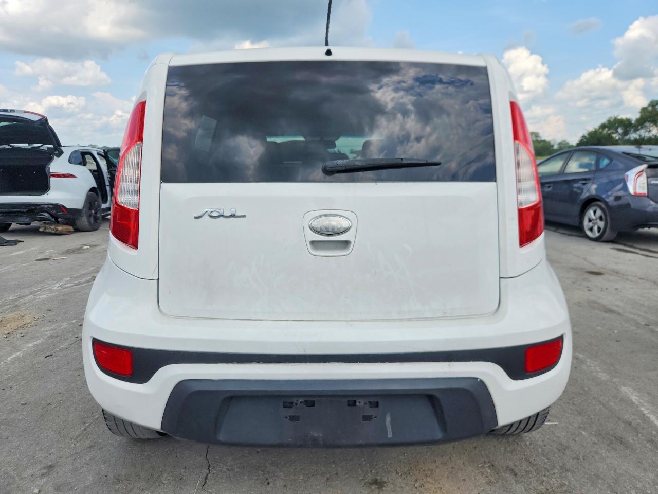 2013 Kia Soul Base White vin: KNDJT2A51D7759285