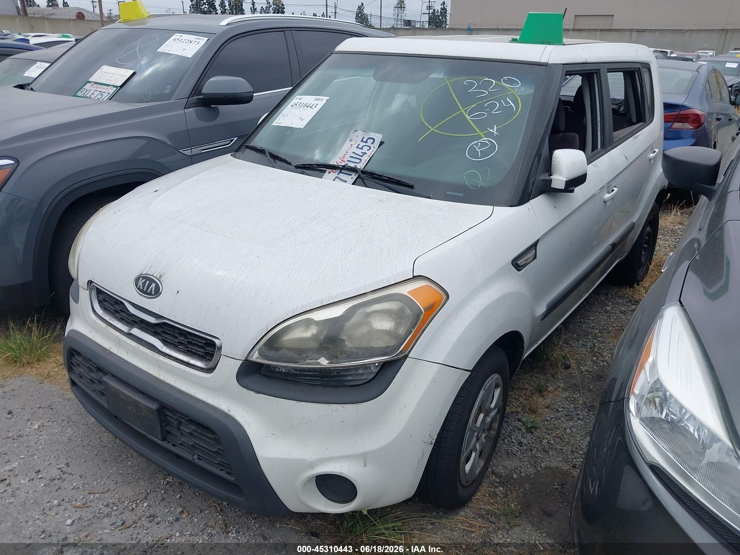 2012 Kia Soul White vin: KNDJT2A52C7385025
