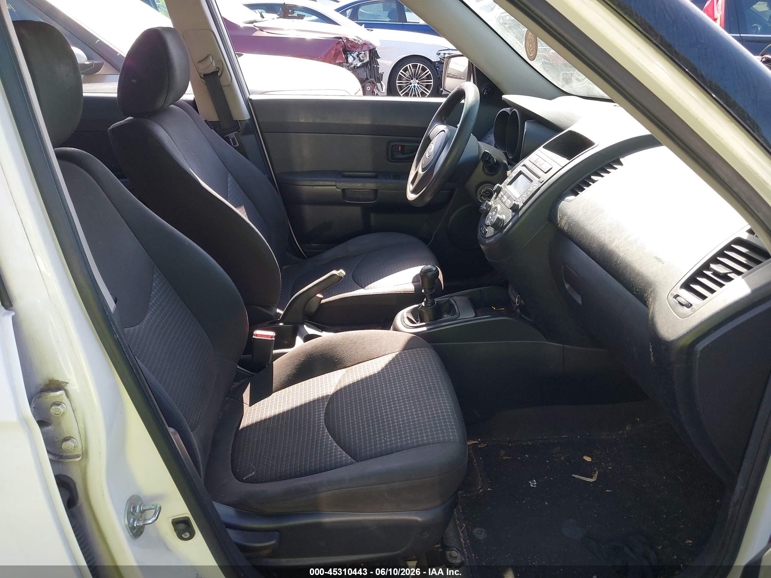 2012 Kia Soul White vin: KNDJT2A52C7385025