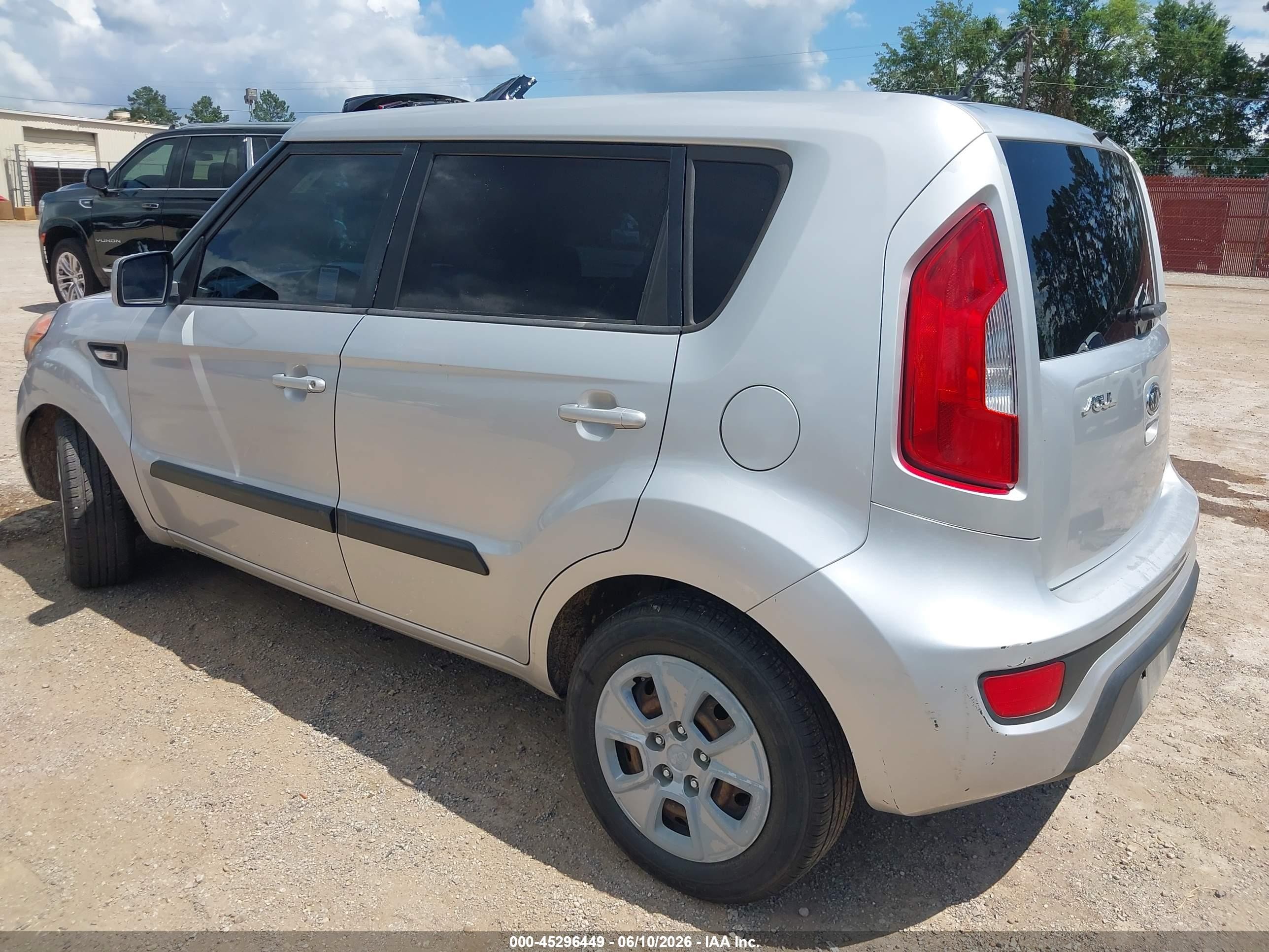 2012 Kia Soul Silver vin: KNDJT2A52C7451623