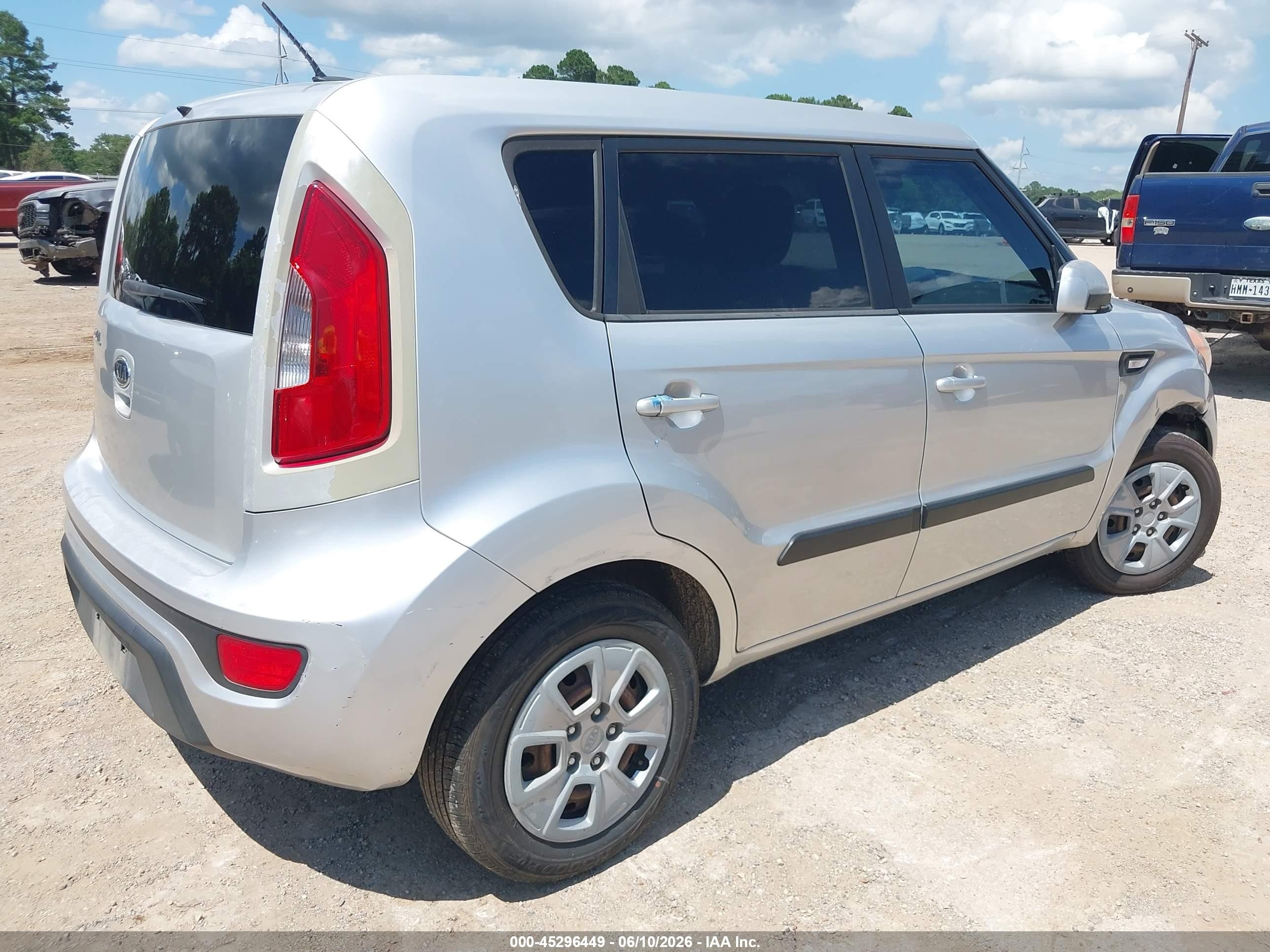2012 Kia Soul Silver vin: KNDJT2A52C7451623