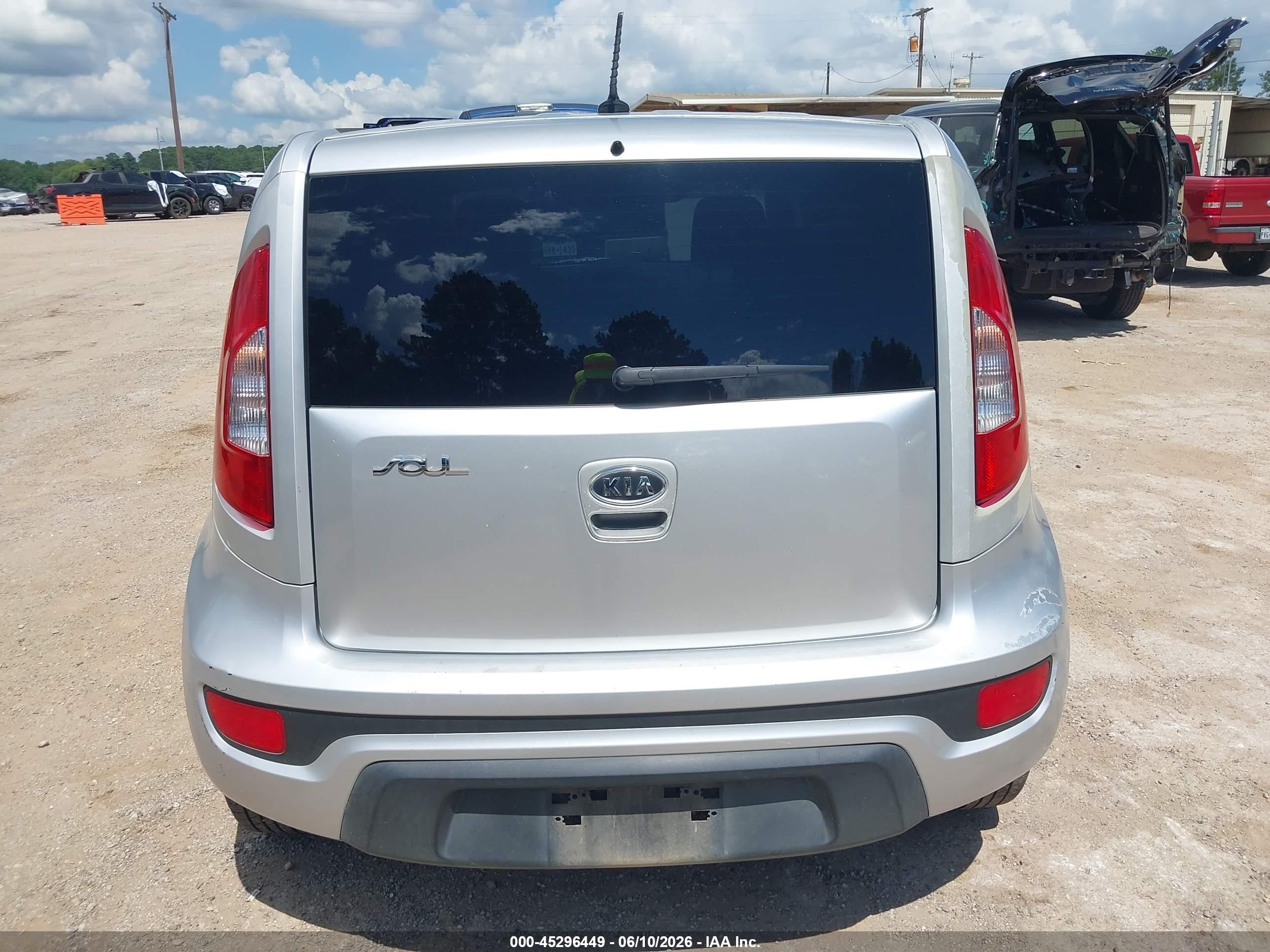 2012 Kia Soul Silver vin: KNDJT2A52C7451623