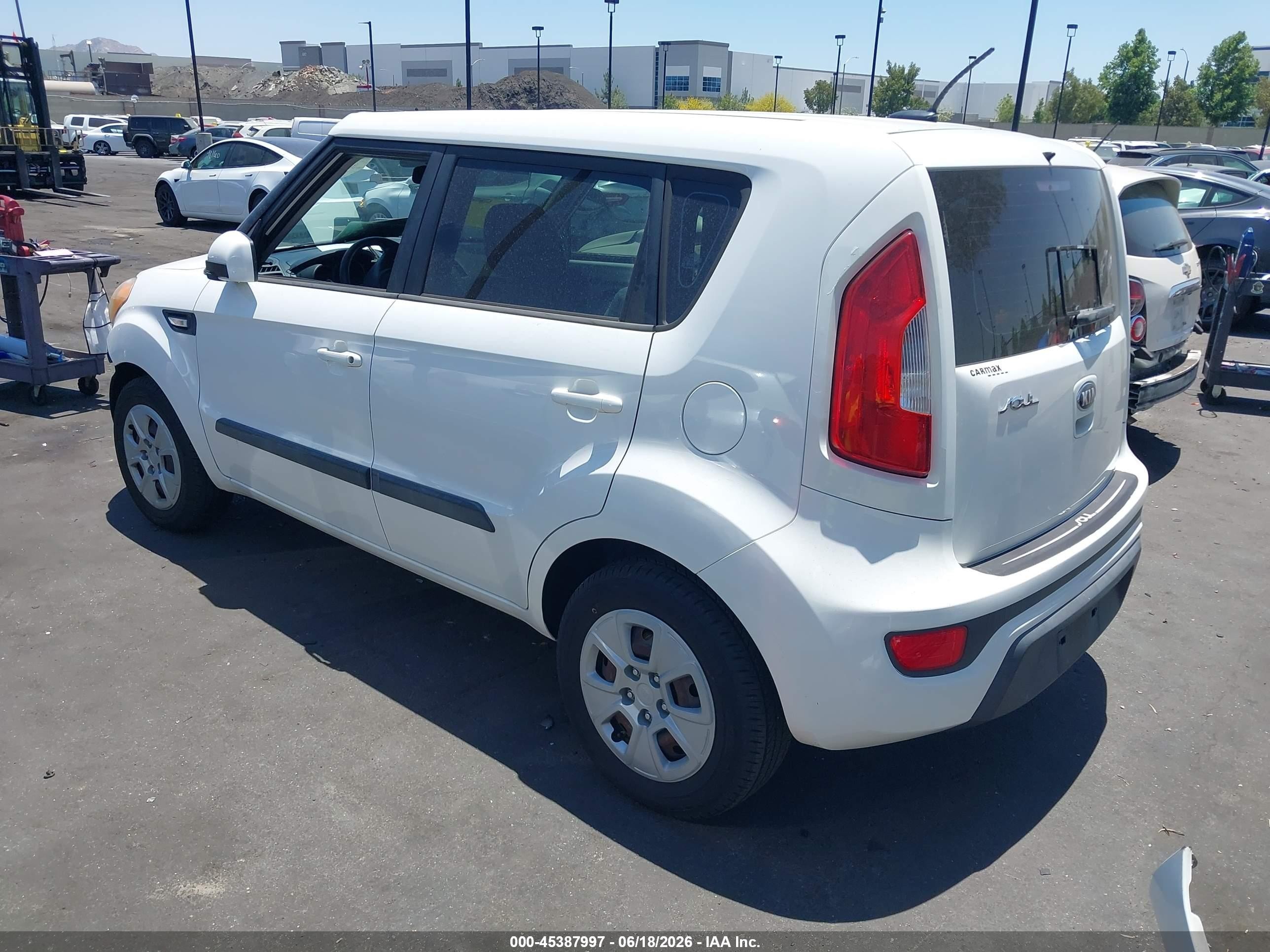 2013 Kia Soul   White vin: KNDJT2A52D7486194