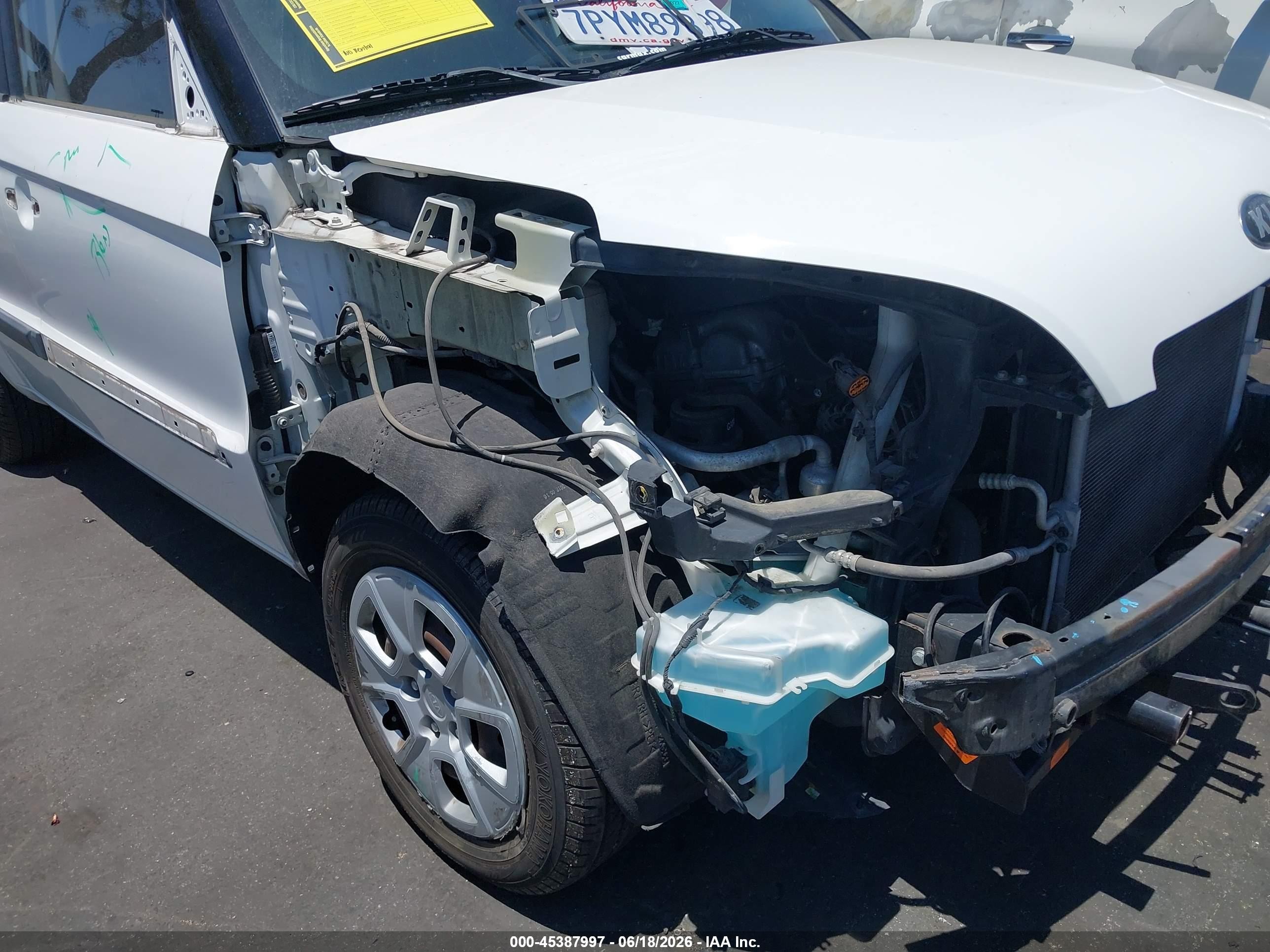 2013 Kia Soul   White vin: KNDJT2A52D7486194